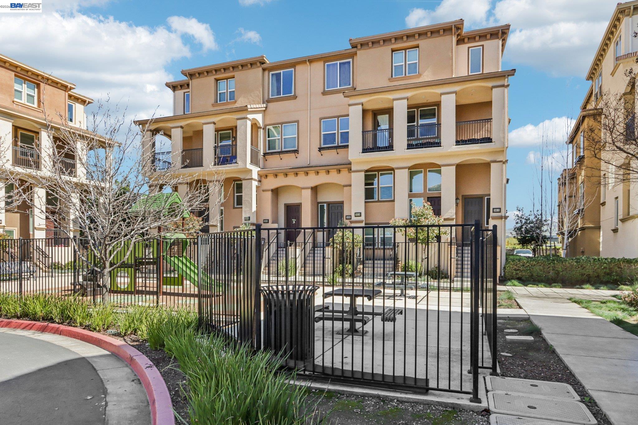 Detail Gallery Image 5 of 55 For 5604 Pandorea Ter, Newark,  CA 94560 - 3 Beds | 2 Baths