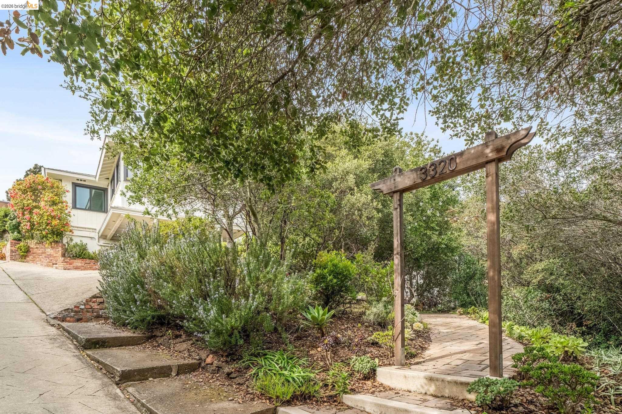 Detail Gallery Image 2 of 9 For 3320 Burdeck Dr., Oakland,  CA 94602 - 3 Beds | 2 Baths