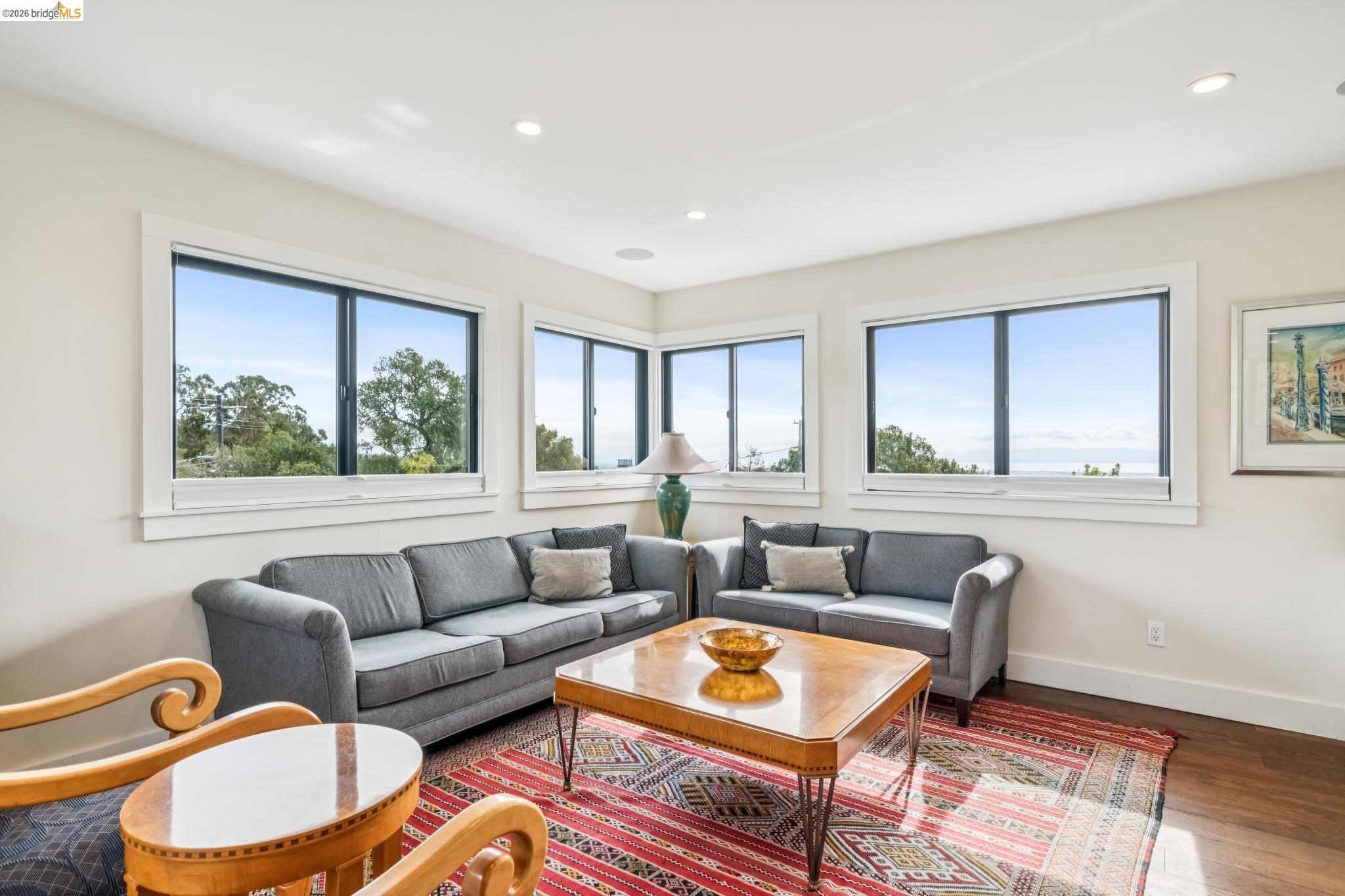 Detail Gallery Image 6 of 9 For 3320 Burdeck Dr., Oakland,  CA 94602 - 3 Beds | 2 Baths