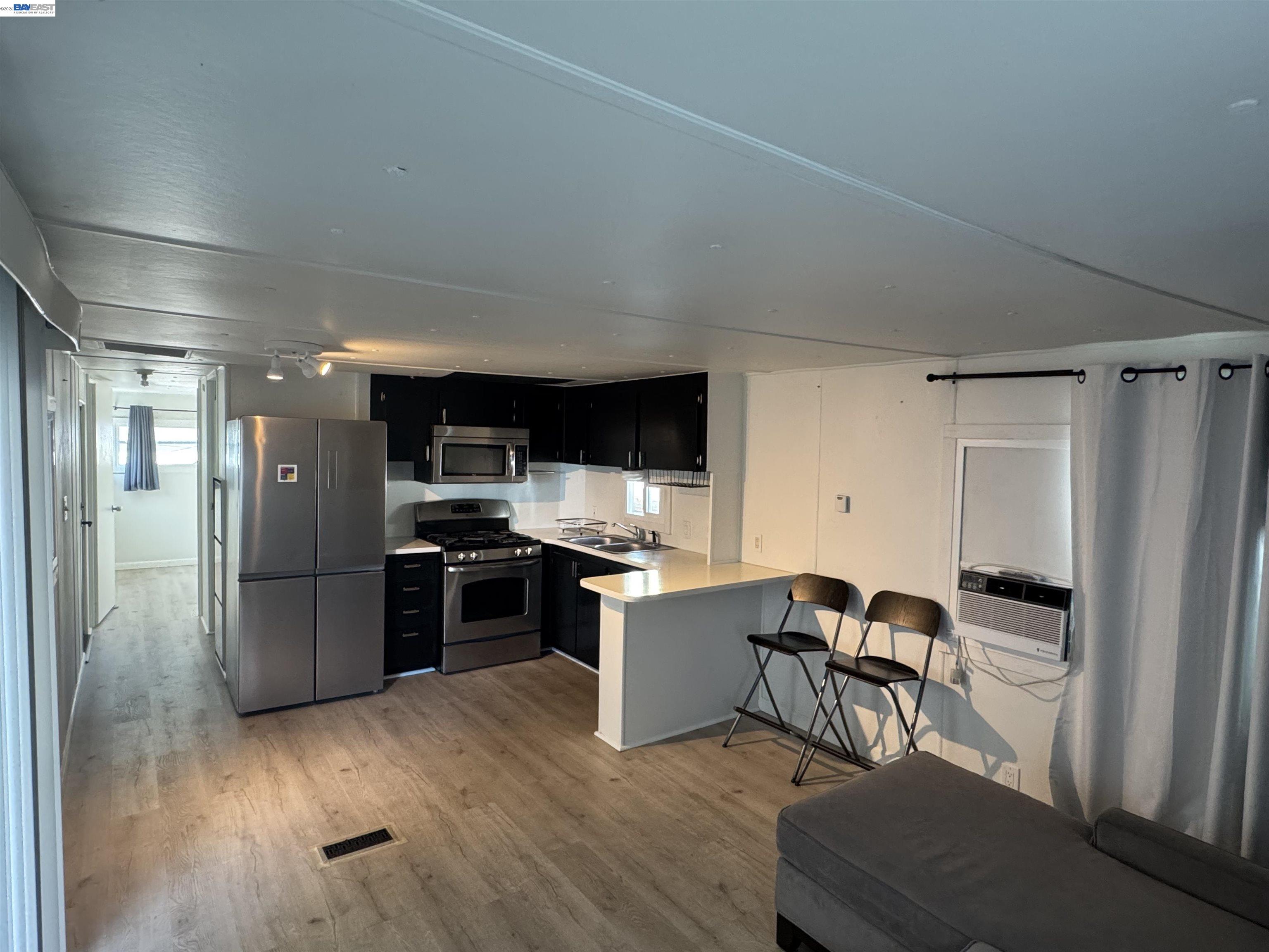 Detail Gallery Image 3 of 8 For 2399 E 14th #44,  San Leandro,  CA 94577-0000 - 1 Beds | 1 Baths