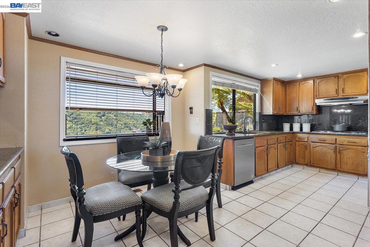 Detail Gallery Image 14 of 50 For 6444 Boone Dr, Castro Valley,  CA 94552 - 4 Beds | 3 Baths