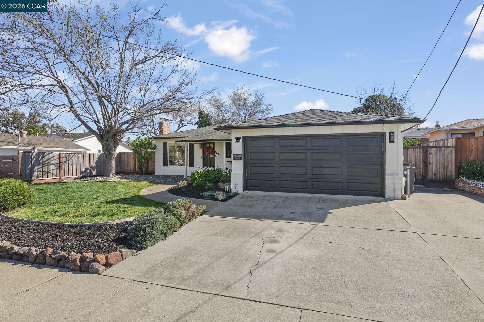 Detail Gallery Image 3 of 29 For 5555 Maryland Dr, Concord,  CA 94521 - 3 Beds | 2 Baths