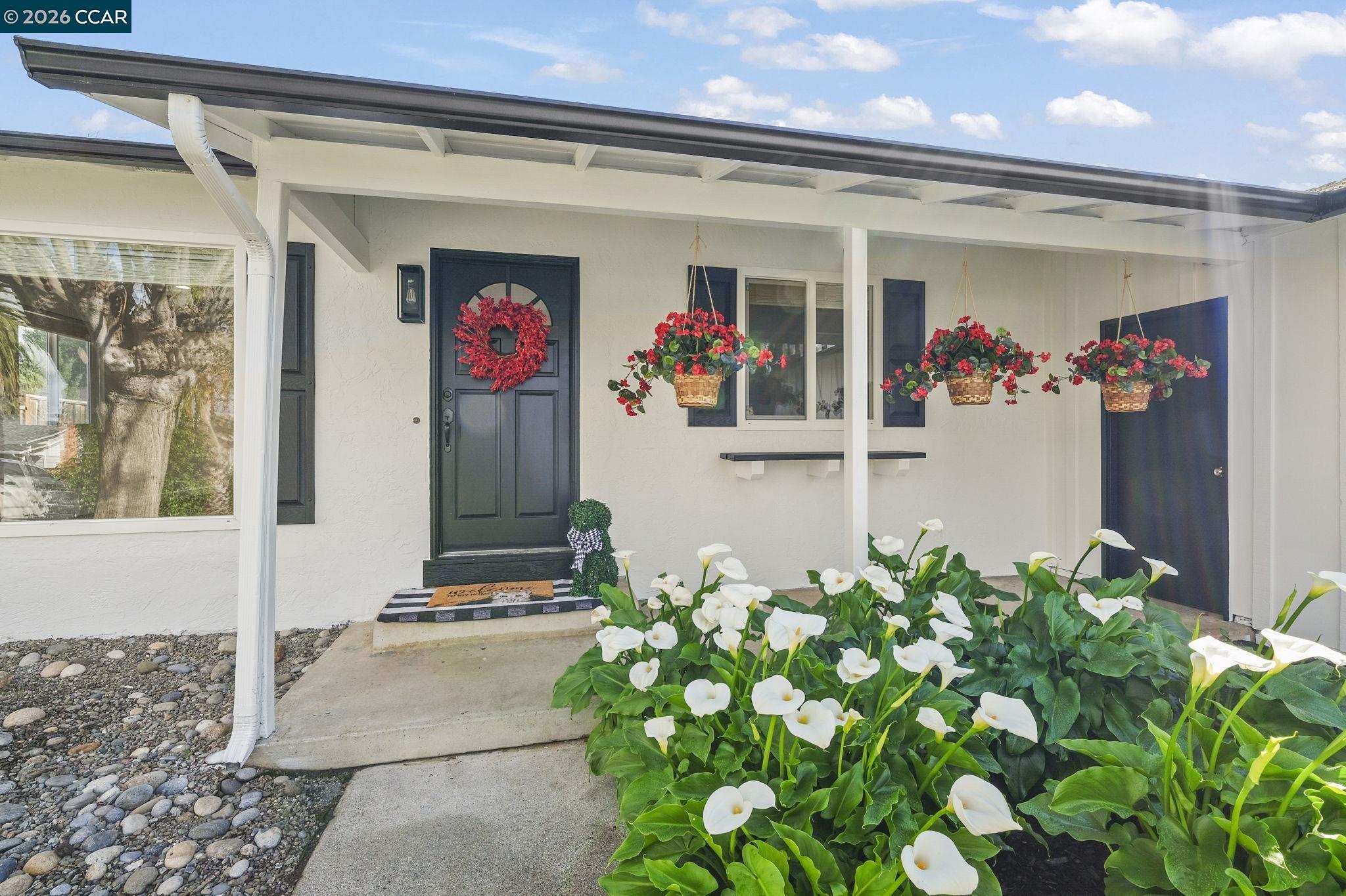 Detail Gallery Image 4 of 29 For 5555 Maryland Dr, Concord,  CA 94521 - 3 Beds | 2 Baths