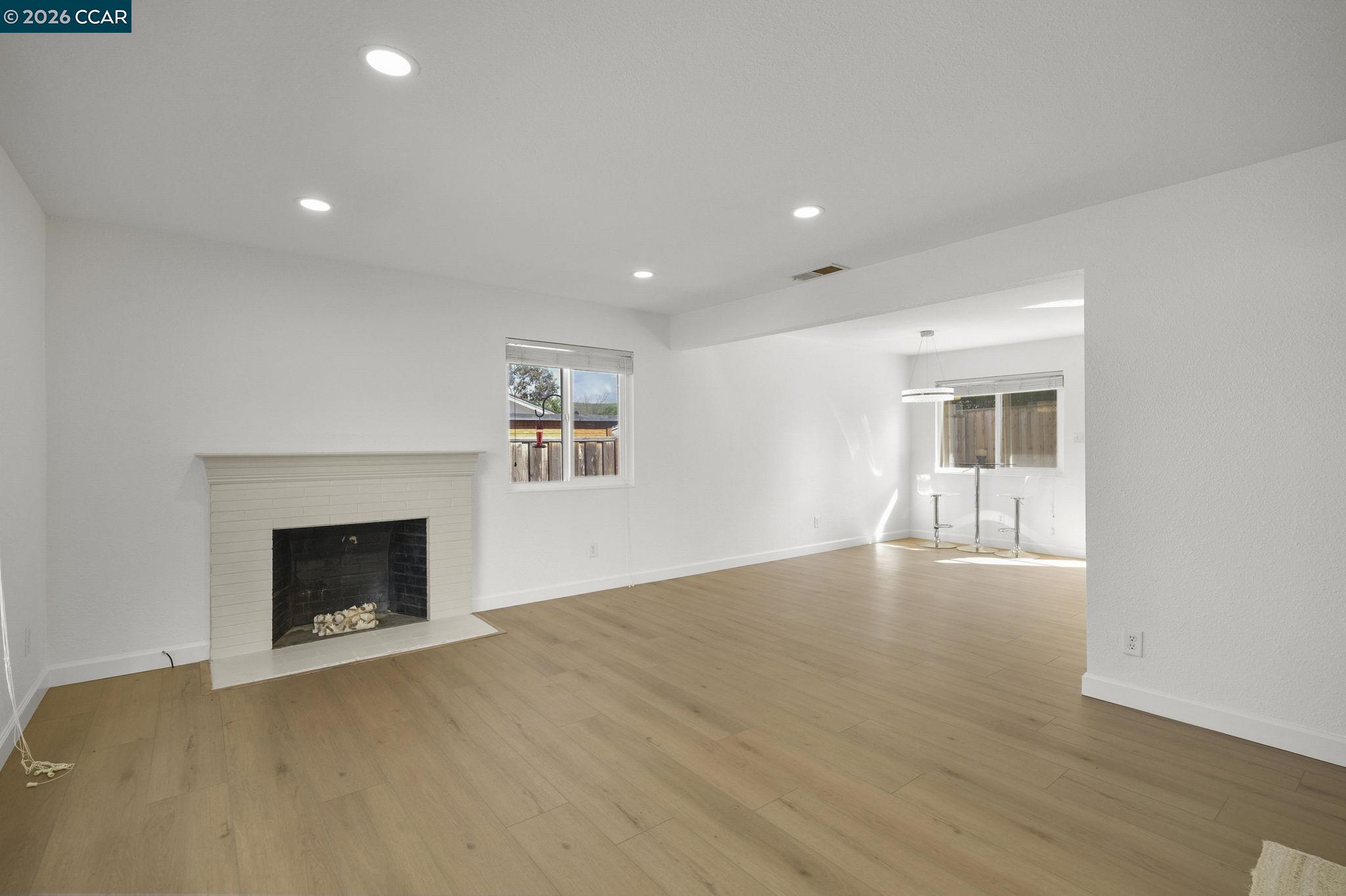 Detail Gallery Image 5 of 29 For 5555 Maryland Dr, Concord,  CA 94521 - 3 Beds | 2 Baths