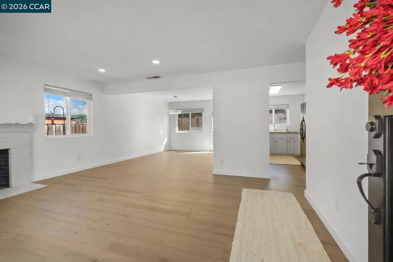 Detail Gallery Image 6 of 29 For 5555 Maryland Dr, Concord,  CA 94521 - 3 Beds | 2 Baths