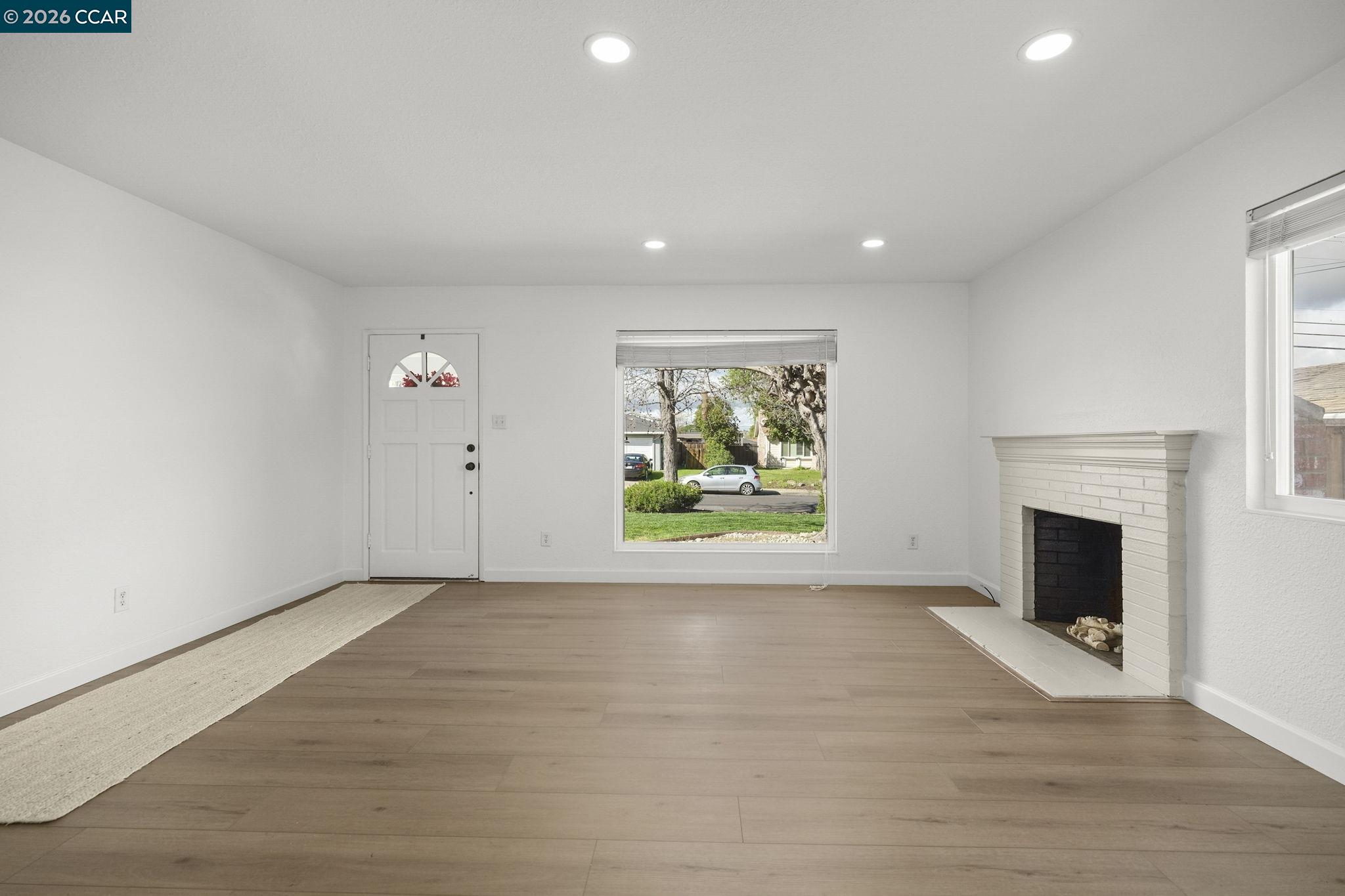 Detail Gallery Image 8 of 29 For 5555 Maryland Dr, Concord,  CA 94521 - 3 Beds | 2 Baths