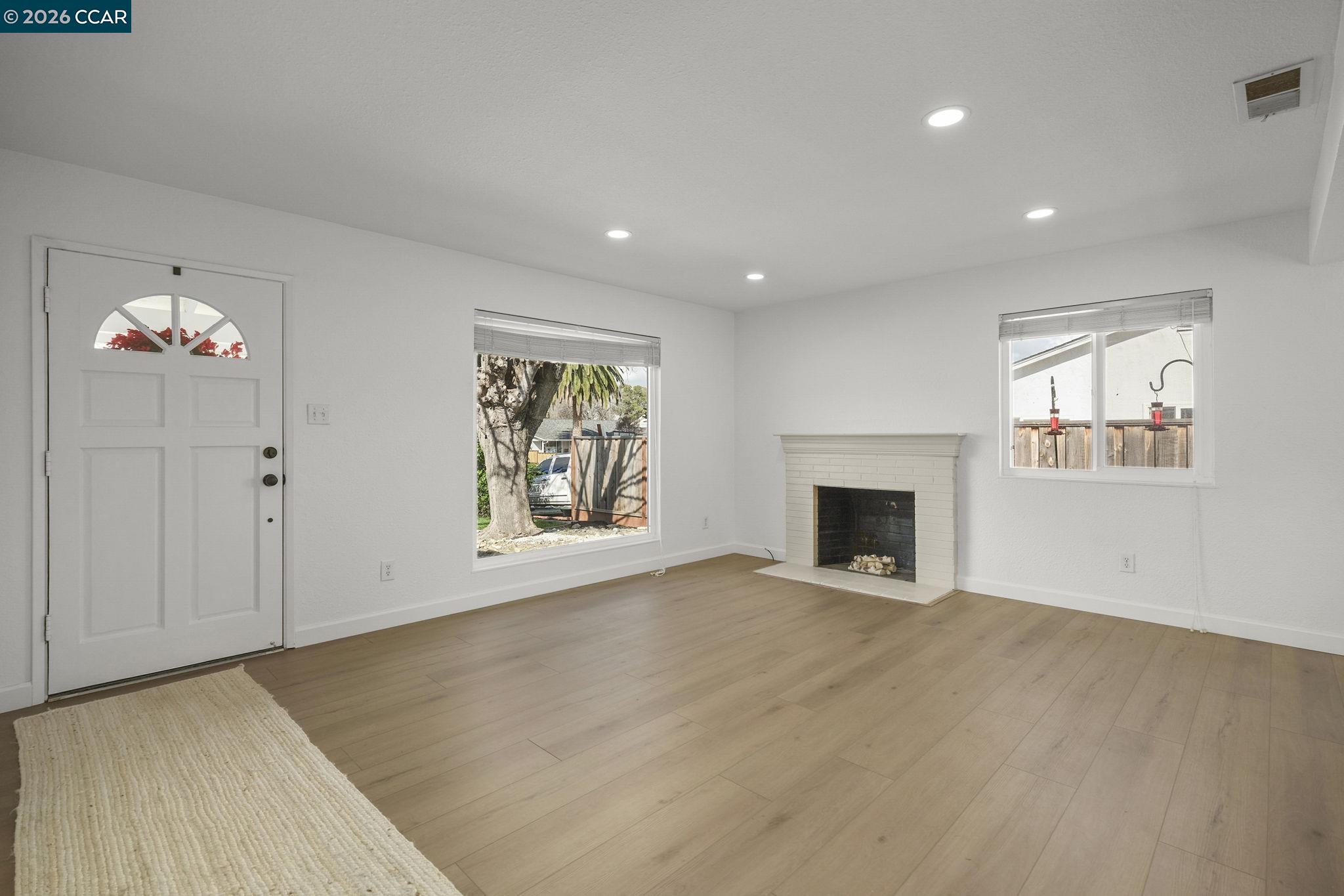 Detail Gallery Image 9 of 29 For 5555 Maryland Dr, Concord,  CA 94521 - 3 Beds | 2 Baths