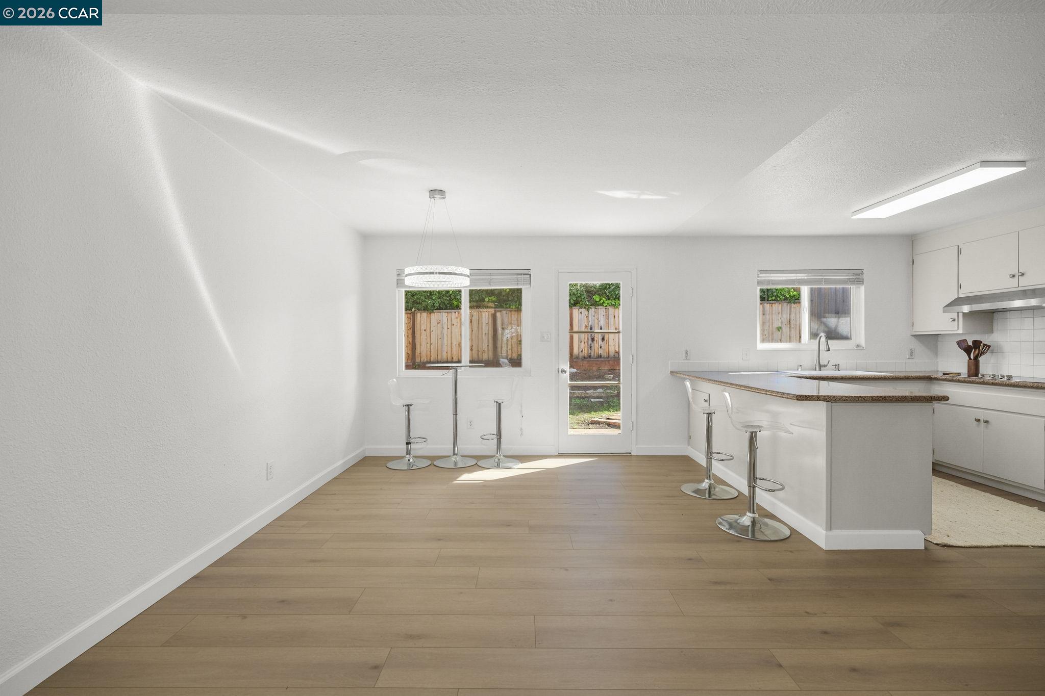 Detail Gallery Image 10 of 29 For 5555 Maryland Dr, Concord,  CA 94521 - 3 Beds | 2 Baths