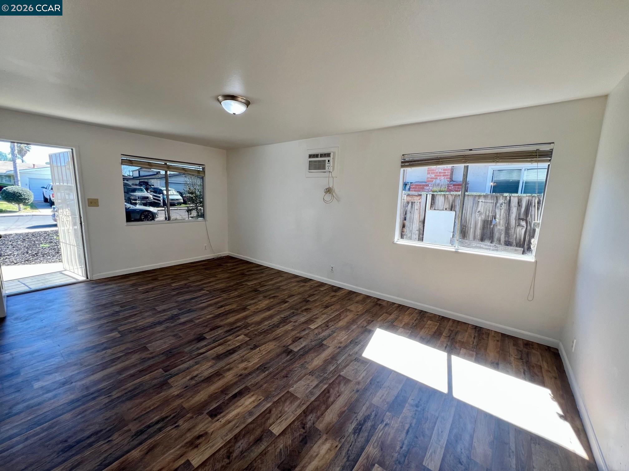 Detail Gallery Image 4 of 26 For 29 Sandview Dr, Bay Point,  CA 94565-1335 - 6 Beds | 2/1 Baths