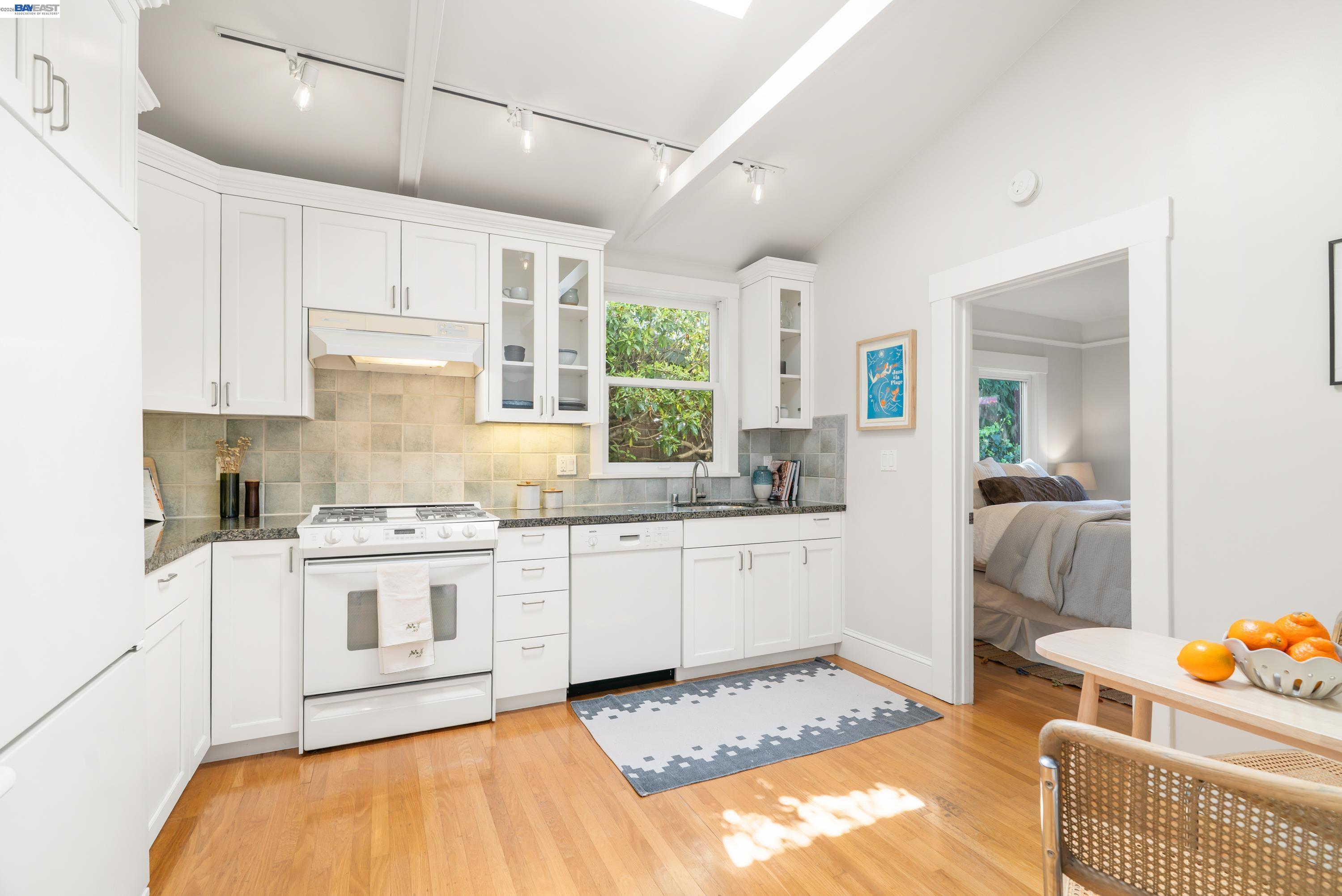 Detail Gallery Image 11 of 33 For 1516 Belvedere Ave, Berkeley,  CA 94702 - 1 Beds | 1 Baths