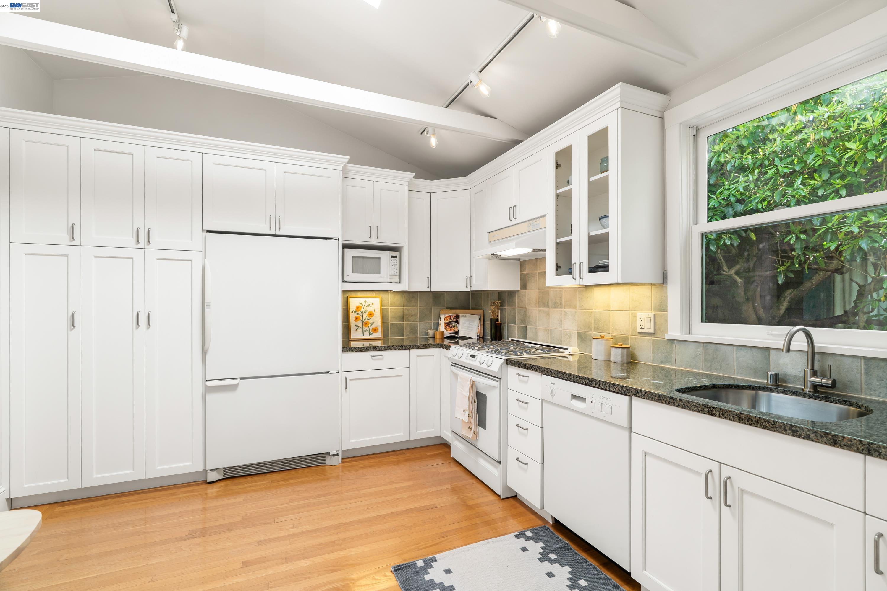 Detail Gallery Image 12 of 33 For 1516 Belvedere Ave, Berkeley,  CA 94702 - 1 Beds | 1 Baths