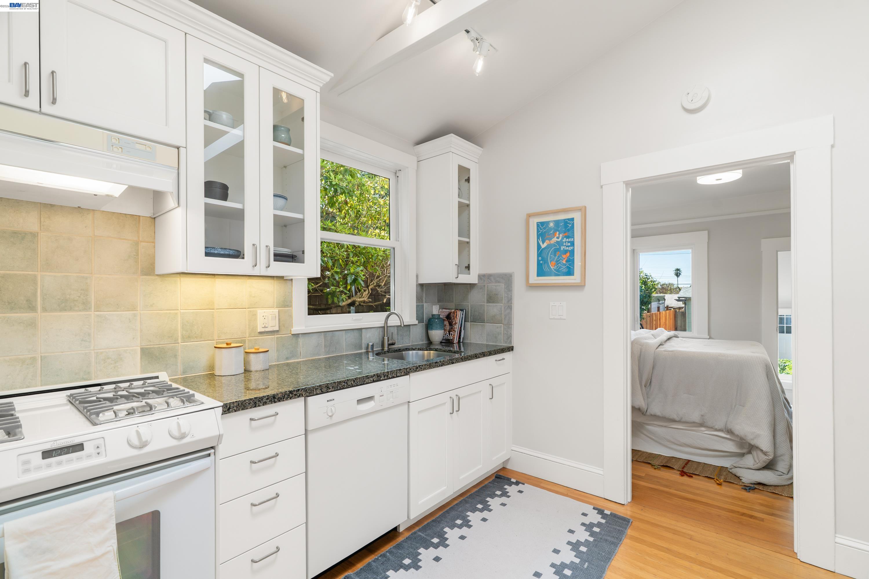 Detail Gallery Image 13 of 33 For 1516 Belvedere Ave, Berkeley,  CA 94702 - 1 Beds | 1 Baths