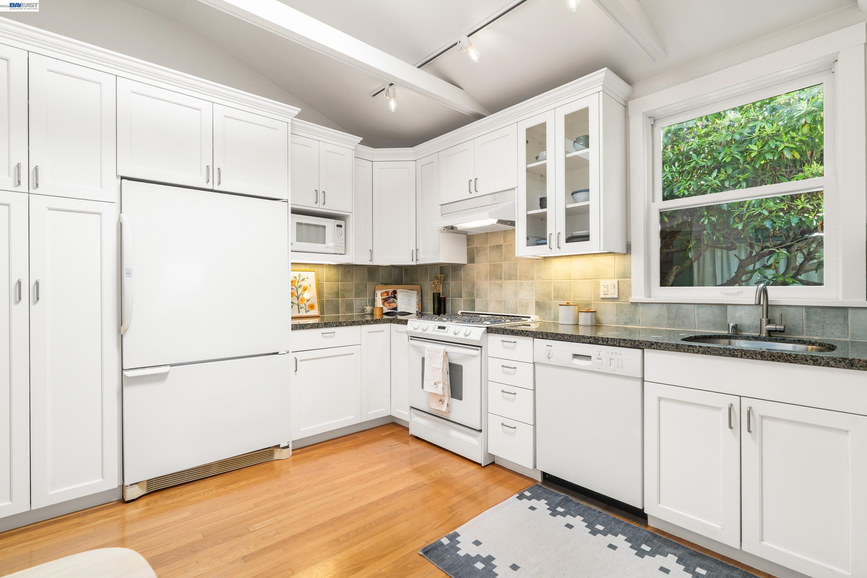 Detail Gallery Image 10 of 33 For 1516 Belvedere Ave, Berkeley,  CA 94702 - 1 Beds | 1 Baths