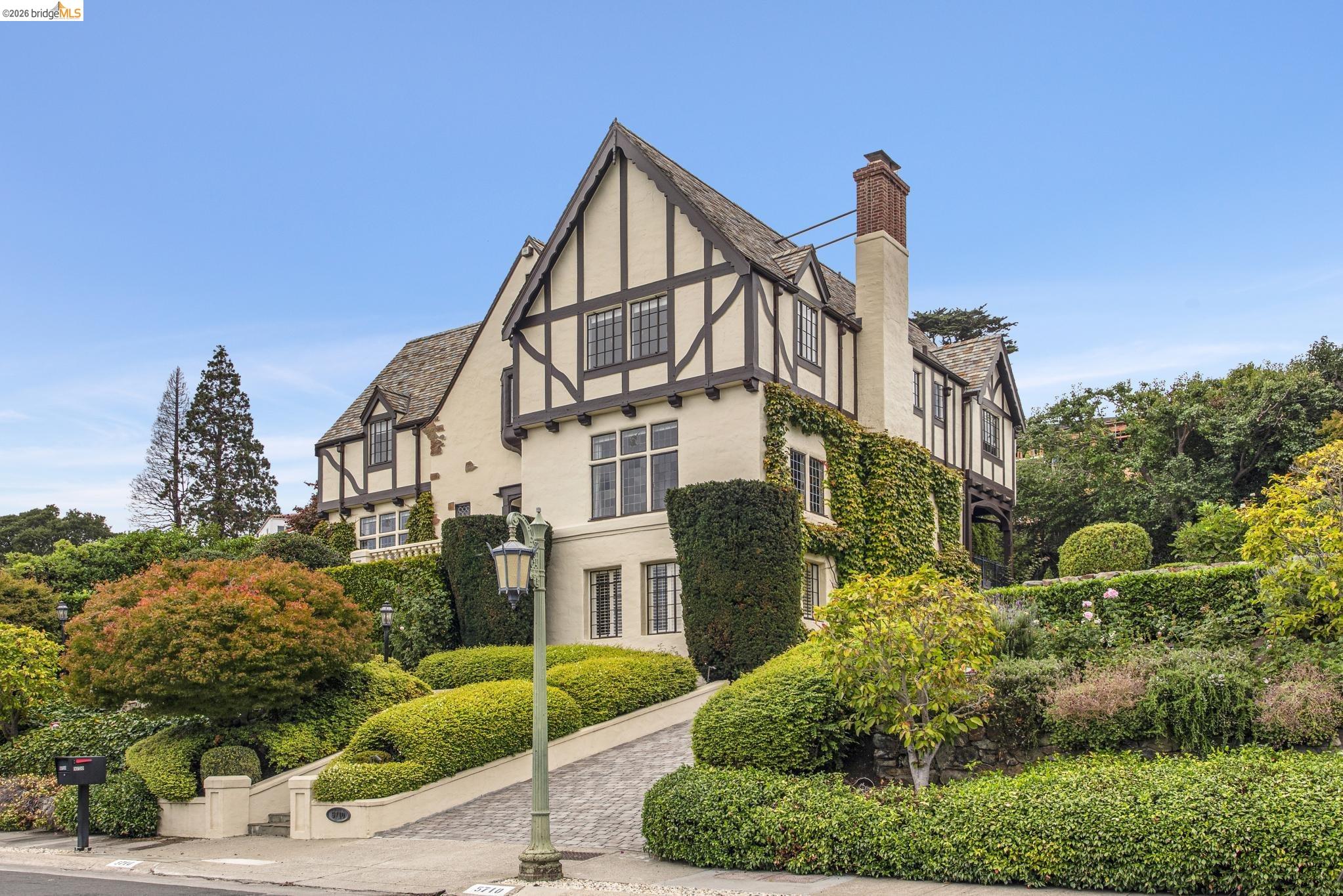 Detail Gallery Image 2 of 30 For 5710 Margarido Dr, Oakland,  CA 94618 - 5 Beds | 5/1 Baths