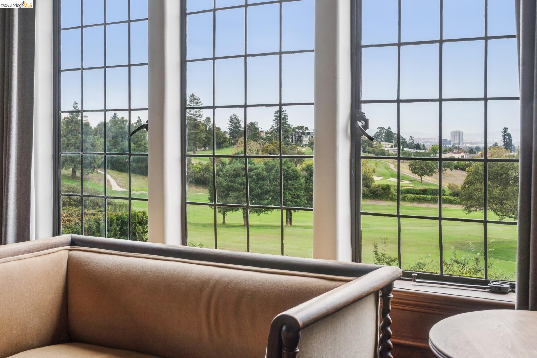 Detail Gallery Image 15 of 30 For 5710 Margarido Dr, Oakland,  CA 94618 - 5 Beds | 5/1 Baths