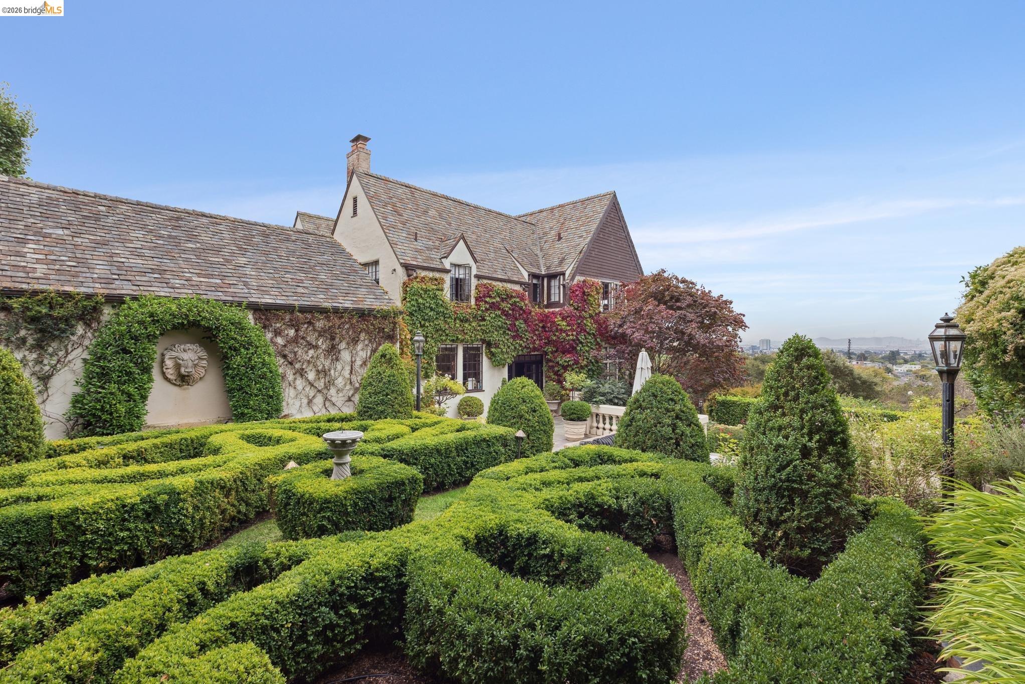 Detail Gallery Image 3 of 30 For 5710 Margarido Dr, Oakland,  CA 94618 - 5 Beds | 5/1 Baths