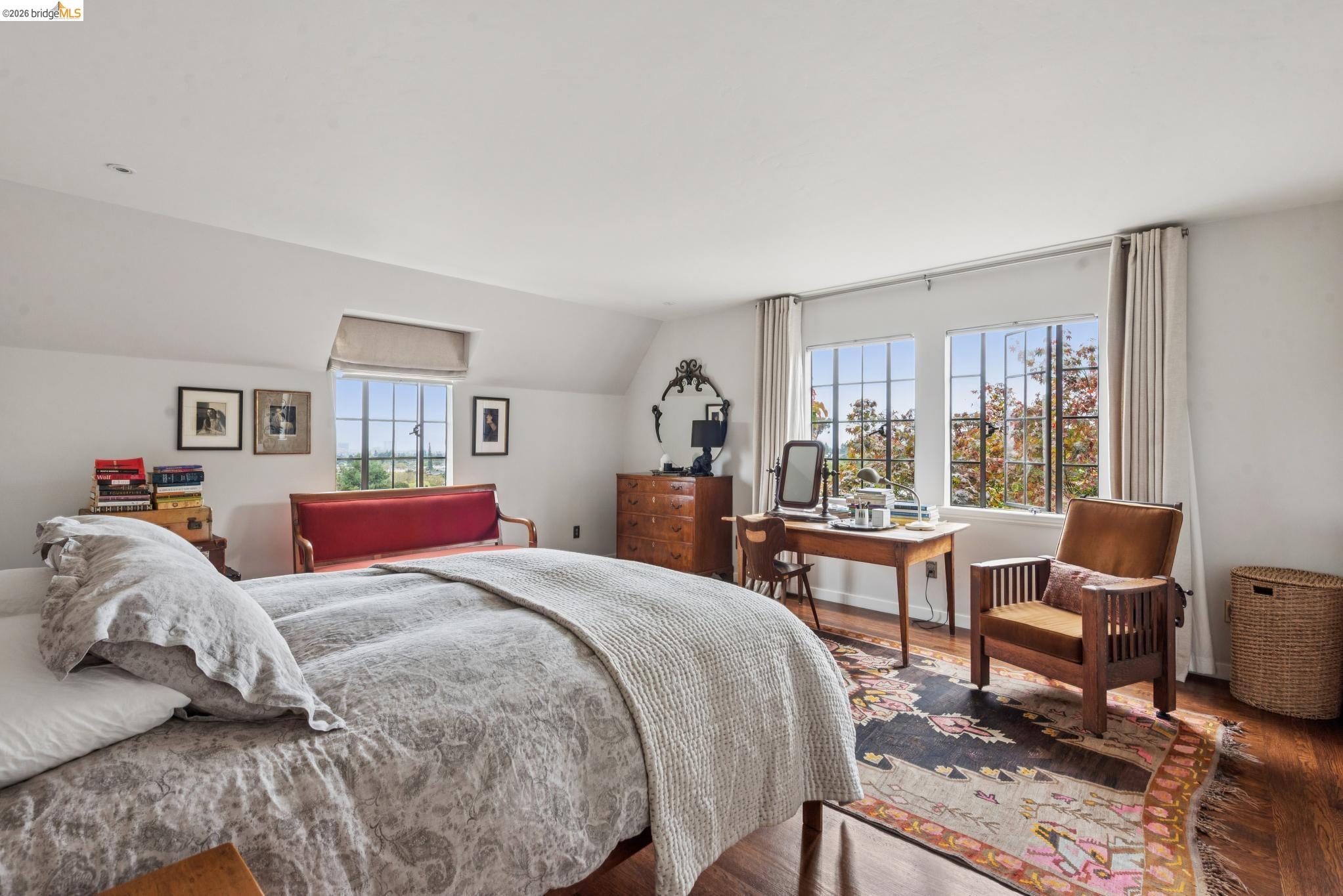 Detail Gallery Image 24 of 30 For 5710 Margarido Dr, Oakland,  CA 94618 - 5 Beds | 5/1 Baths