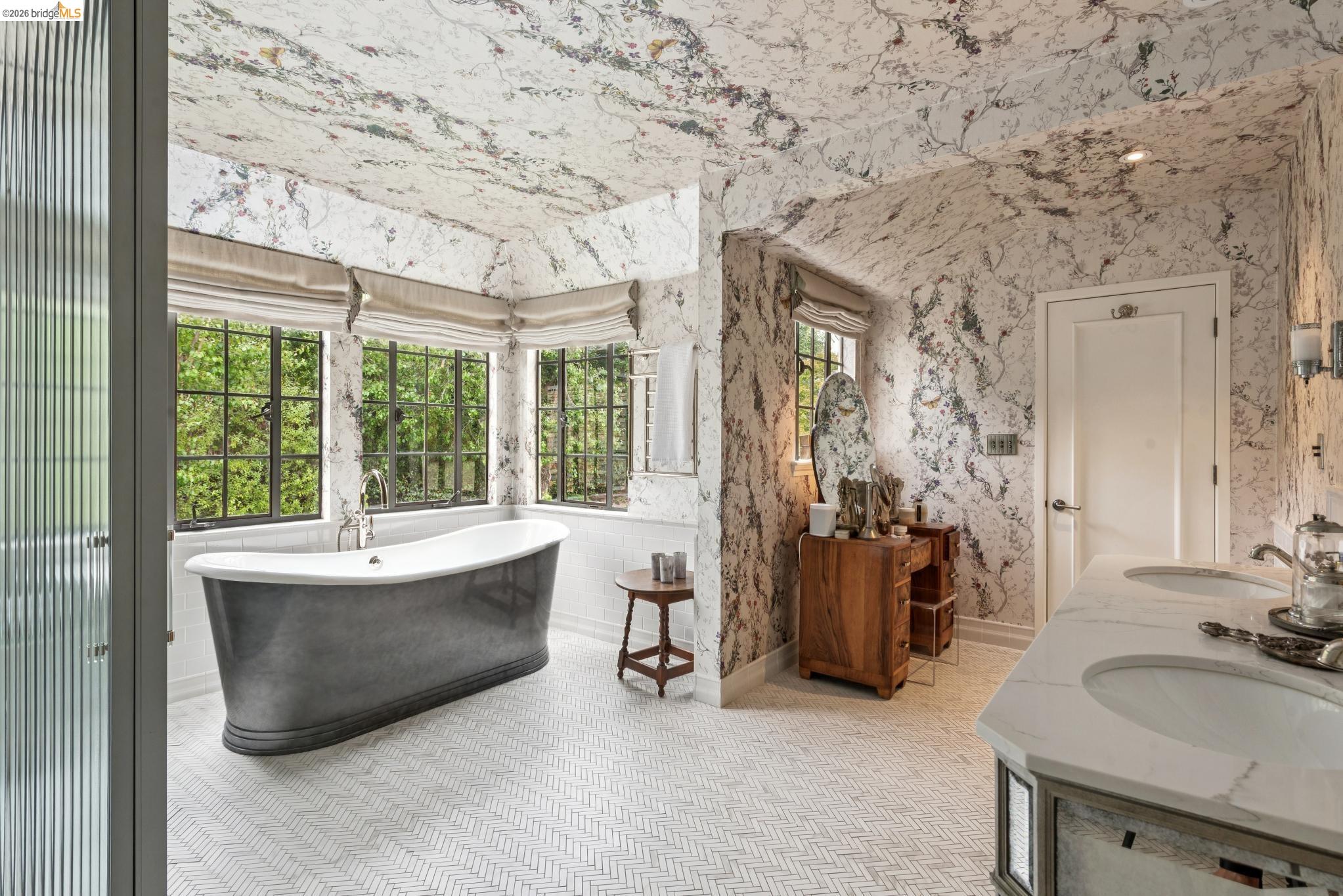 Detail Gallery Image 25 of 30 For 5710 Margarido Dr, Oakland,  CA 94618 - 5 Beds | 5/1 Baths