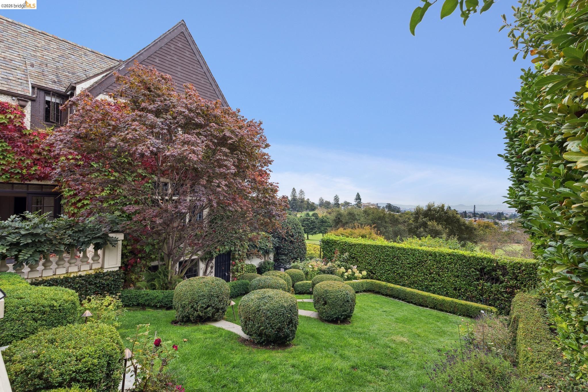 Detail Gallery Image 4 of 30 For 5710 Margarido Dr, Oakland,  CA 94618 - 5 Beds | 5/1 Baths