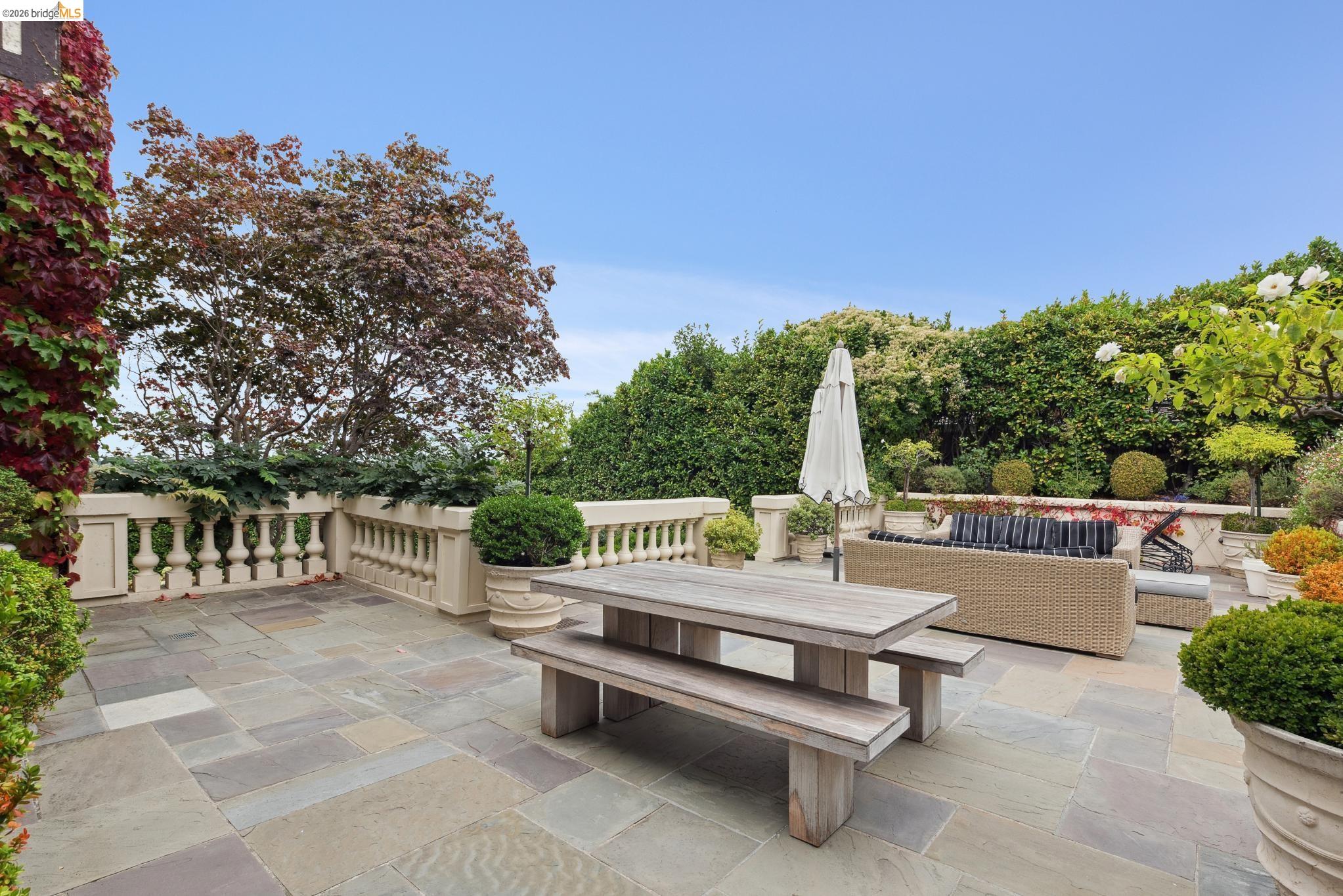 Detail Gallery Image 6 of 30 For 5710 Margarido Dr, Oakland,  CA 94618 - 5 Beds | 5/1 Baths