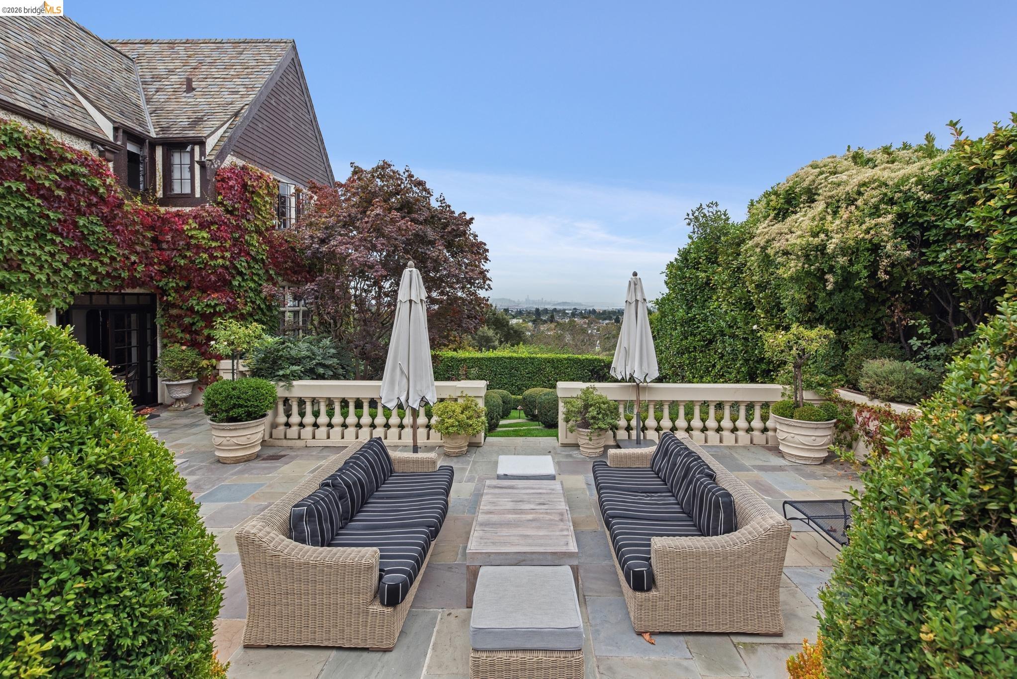 Detail Gallery Image 7 of 30 For 5710 Margarido Dr, Oakland,  CA 94618 - 5 Beds | 5/1 Baths