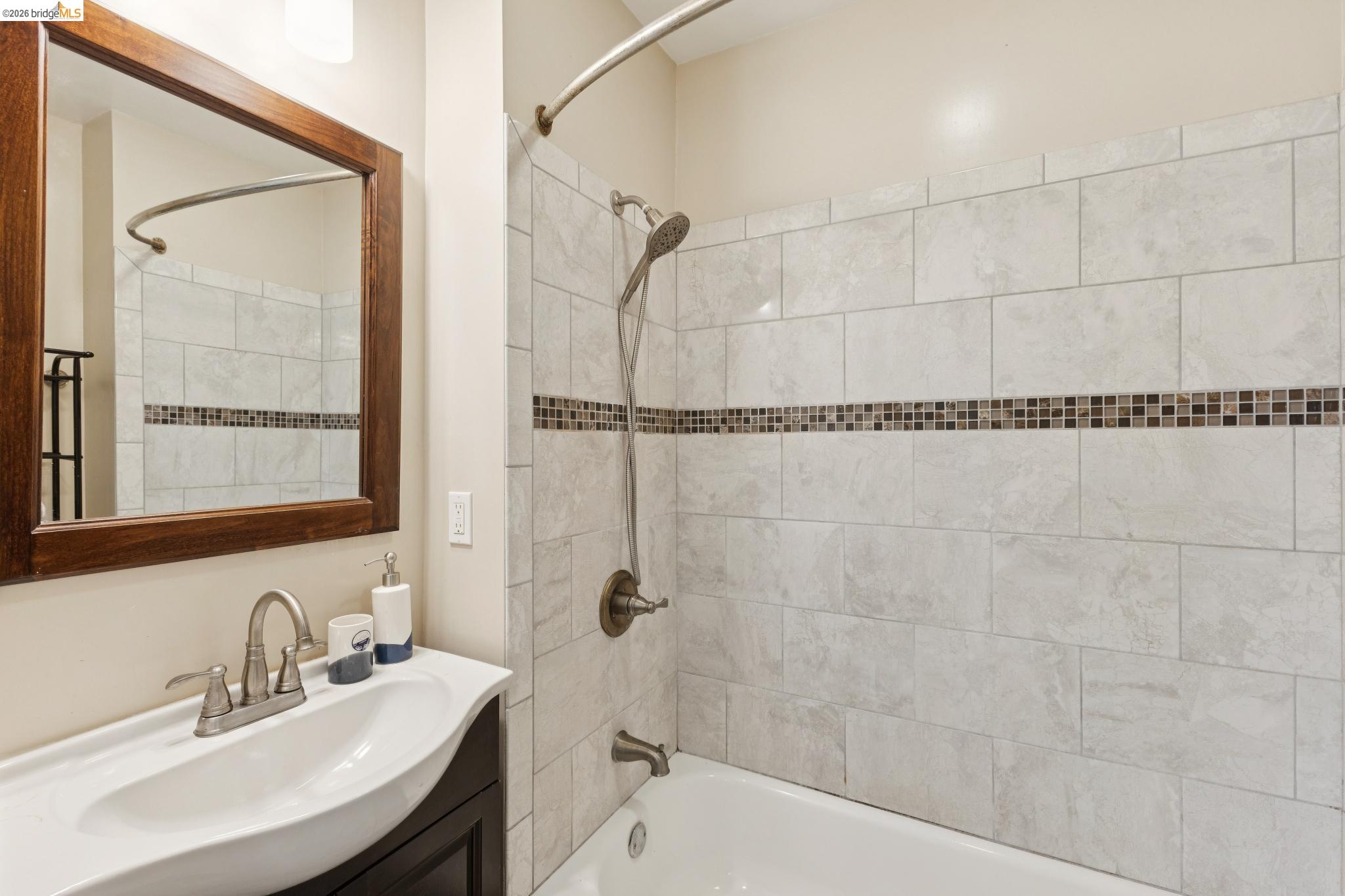 Detail Gallery Image 23 of 60 For 1983 38th Ave, Oakland,  CA 94601 - 5 Beds | 4 Baths