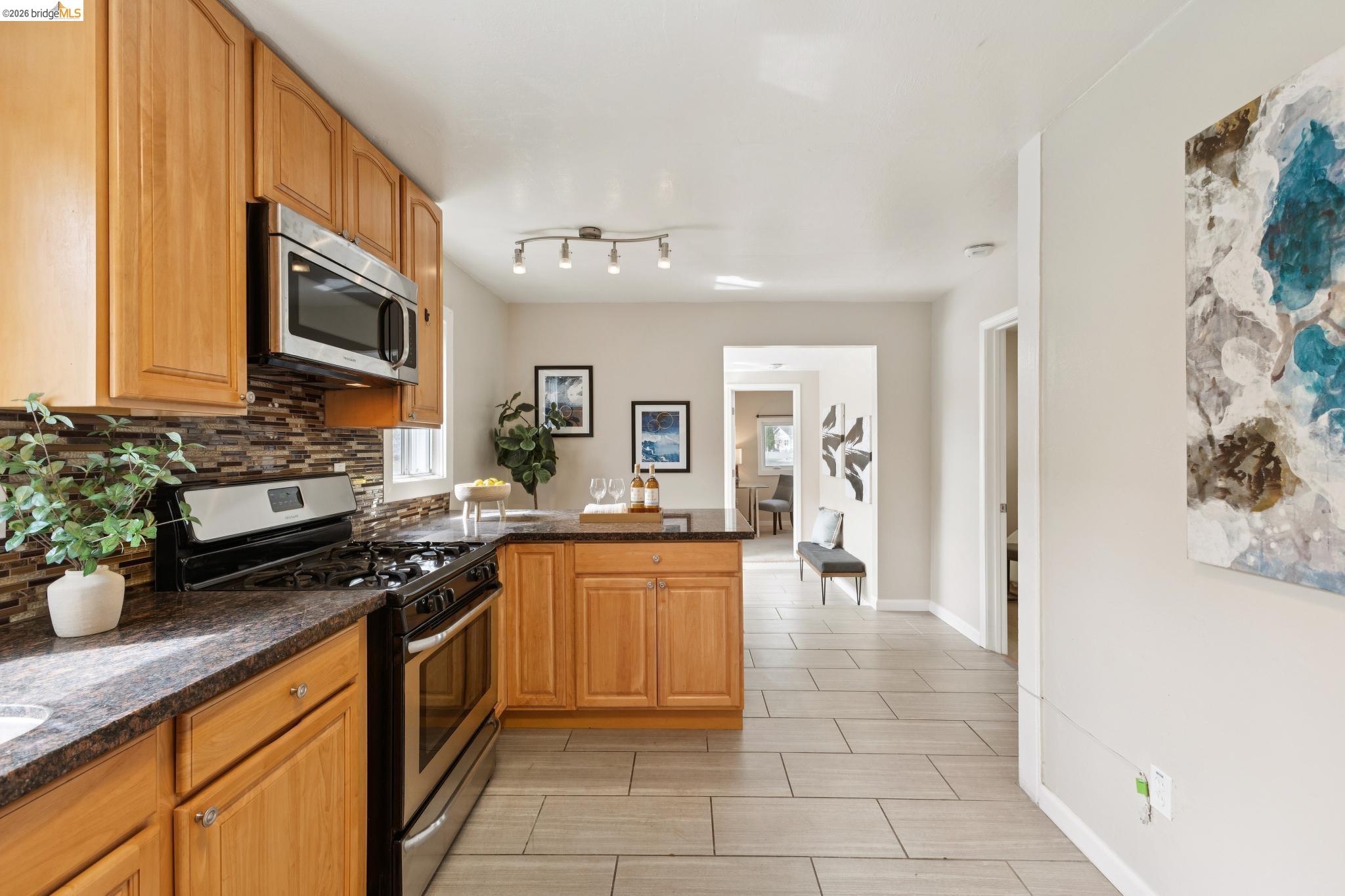 Detail Gallery Image 26 of 60 For 1983 38th Ave, Oakland,  CA 94601 - 5 Beds | 4 Baths