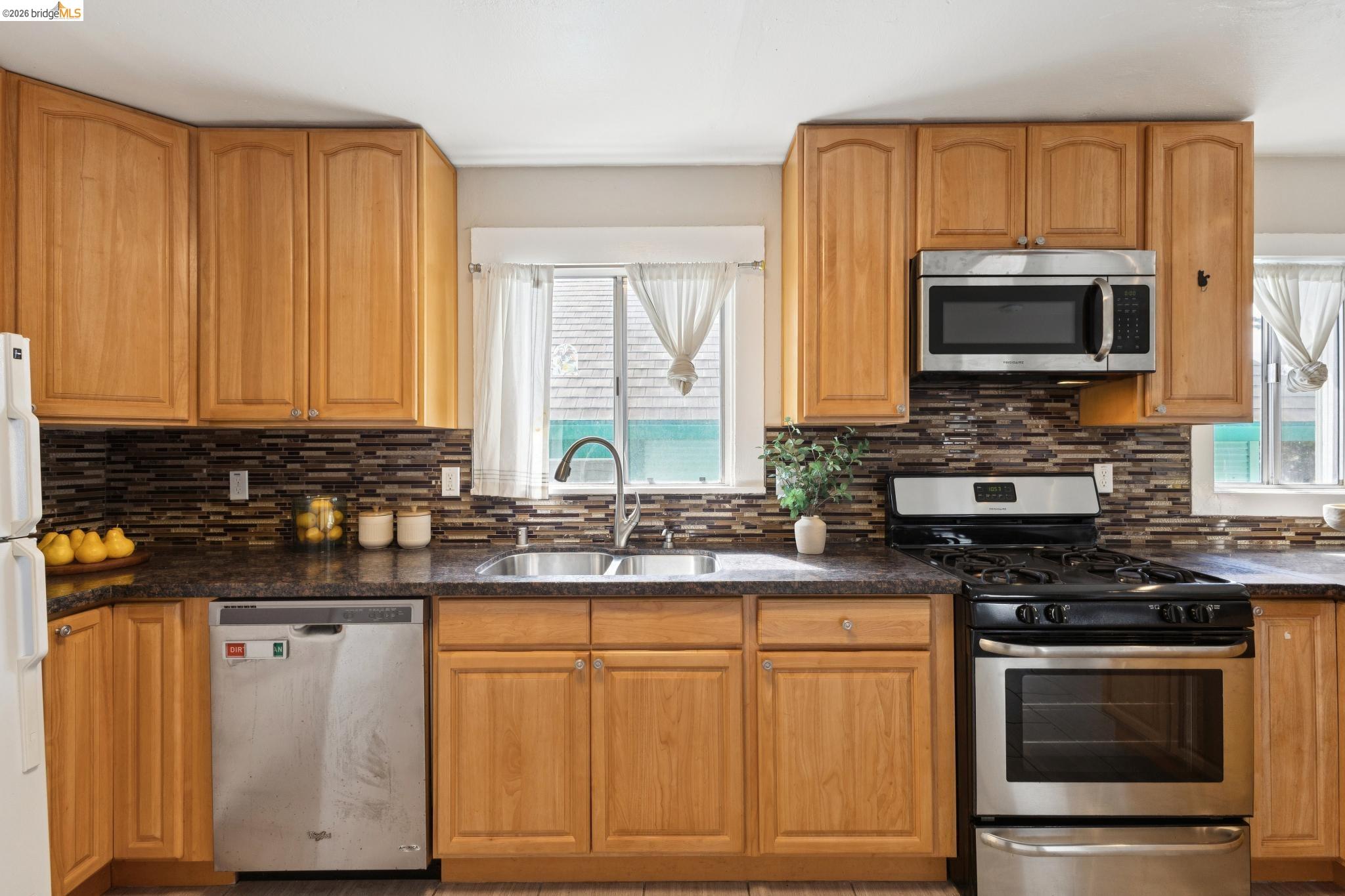 Detail Gallery Image 27 of 60 For 1983 38th Ave, Oakland,  CA 94601 - 5 Beds | 4 Baths