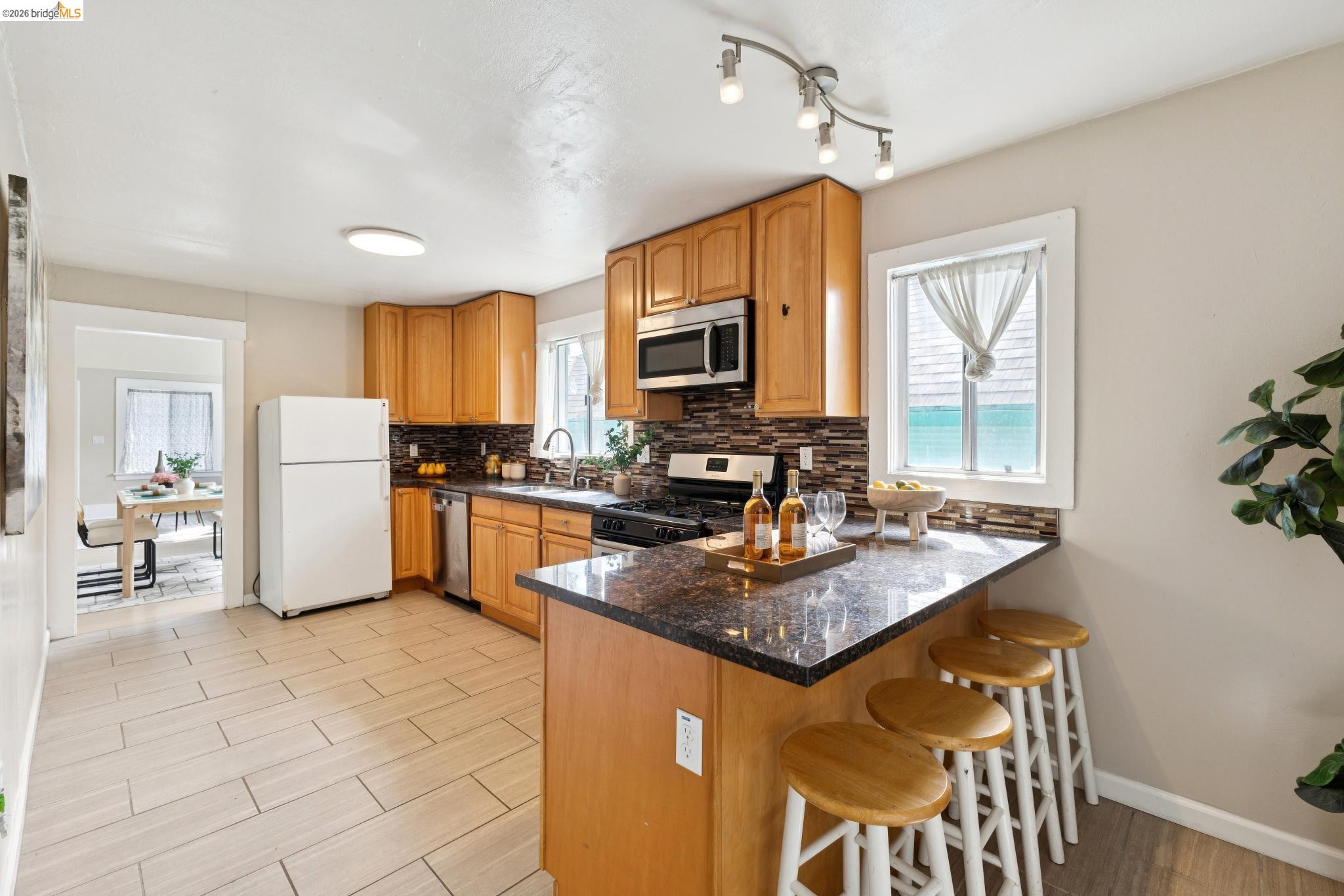 Detail Gallery Image 28 of 60 For 1983 38th Ave, Oakland,  CA 94601 - 5 Beds | 4 Baths