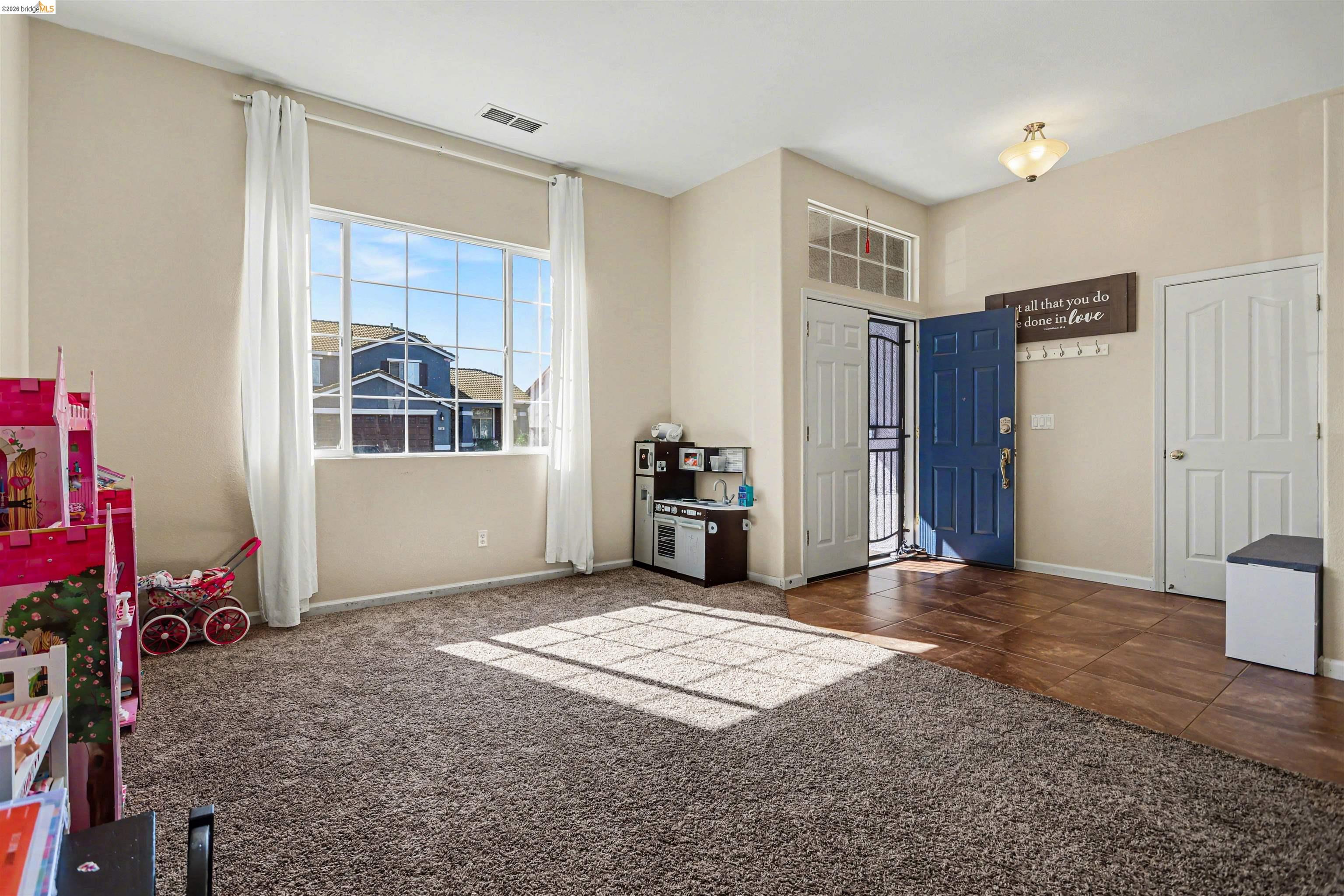 Detail Gallery Image 9 of 31 For 193 Mike Gartrell Cir, Sacramento,  CA 95835 - 3 Beds | 2 Baths