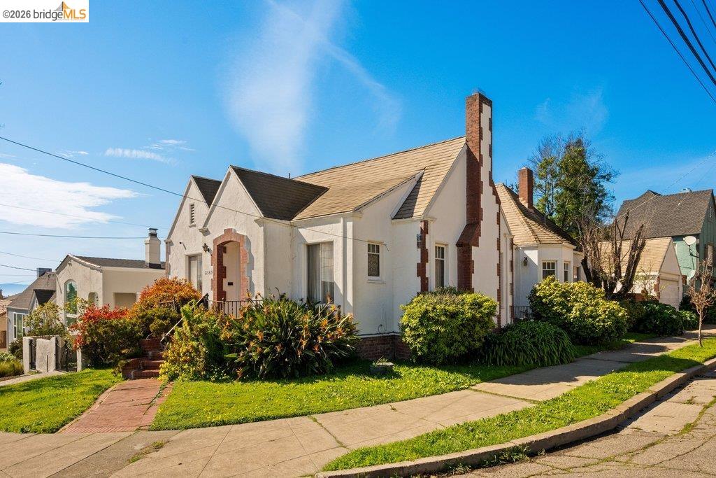 Detail Gallery Image 3 of 60 For 2569 Maxwell Ave, Oakland,  CA 94601 - 3 Beds | 1 Baths