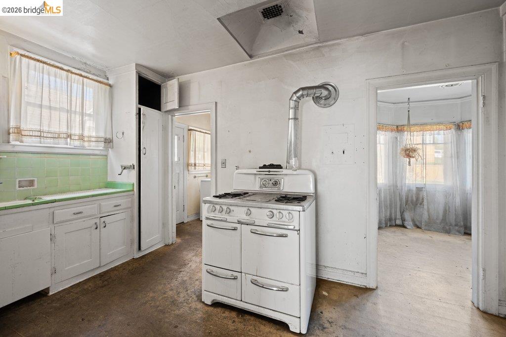 Detail Gallery Image 21 of 60 For 2569 Maxwell Ave, Oakland,  CA 94601 - 3 Beds | 1 Baths