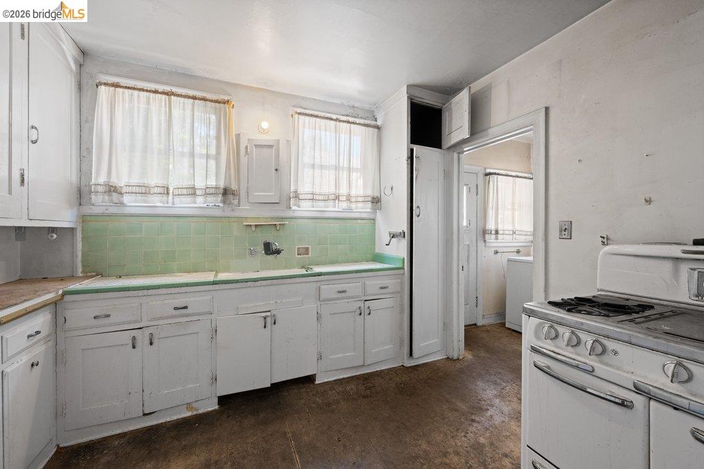 Detail Gallery Image 22 of 60 For 2569 Maxwell Ave, Oakland,  CA 94601 - 3 Beds | 1 Baths