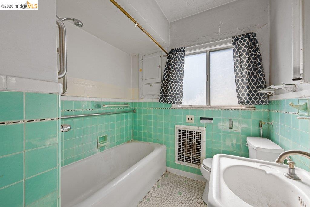 Detail Gallery Image 40 of 60 For 2569 Maxwell Ave, Oakland,  CA 94601 - 3 Beds | 1 Baths