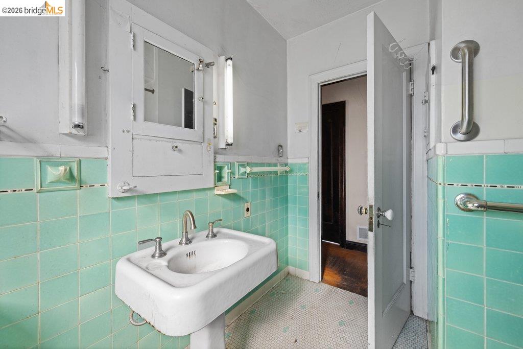 Detail Gallery Image 41 of 60 For 2569 Maxwell Ave, Oakland,  CA 94601 - 3 Beds | 1 Baths