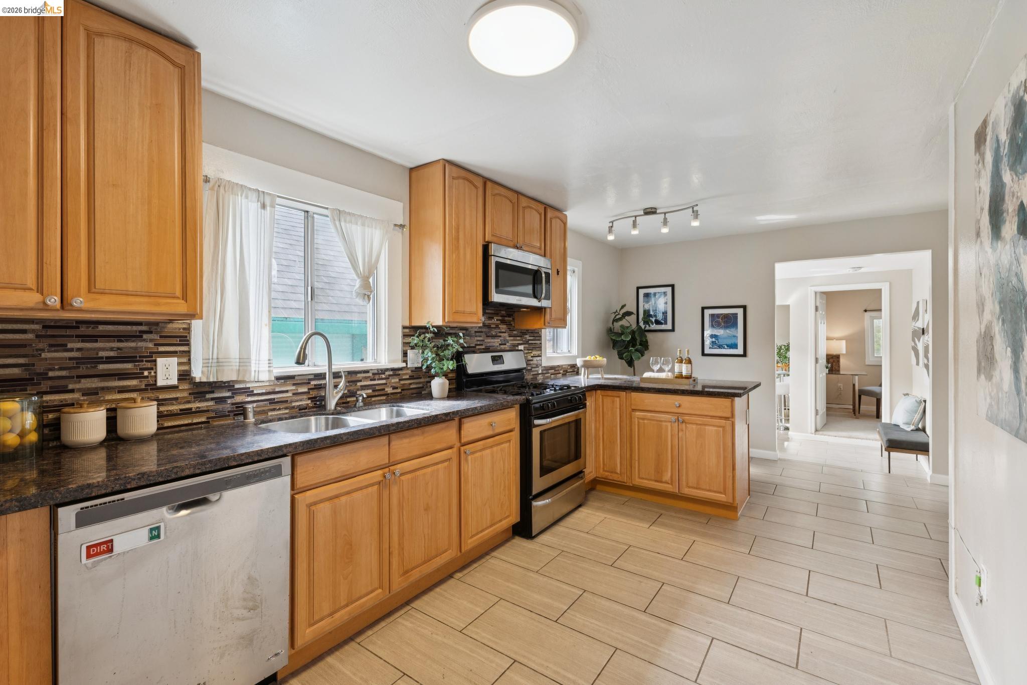 Detail Gallery Image 24 of 60 For 1983 38th Ave, Oakland,  CA 94601 - – Beds | – Baths