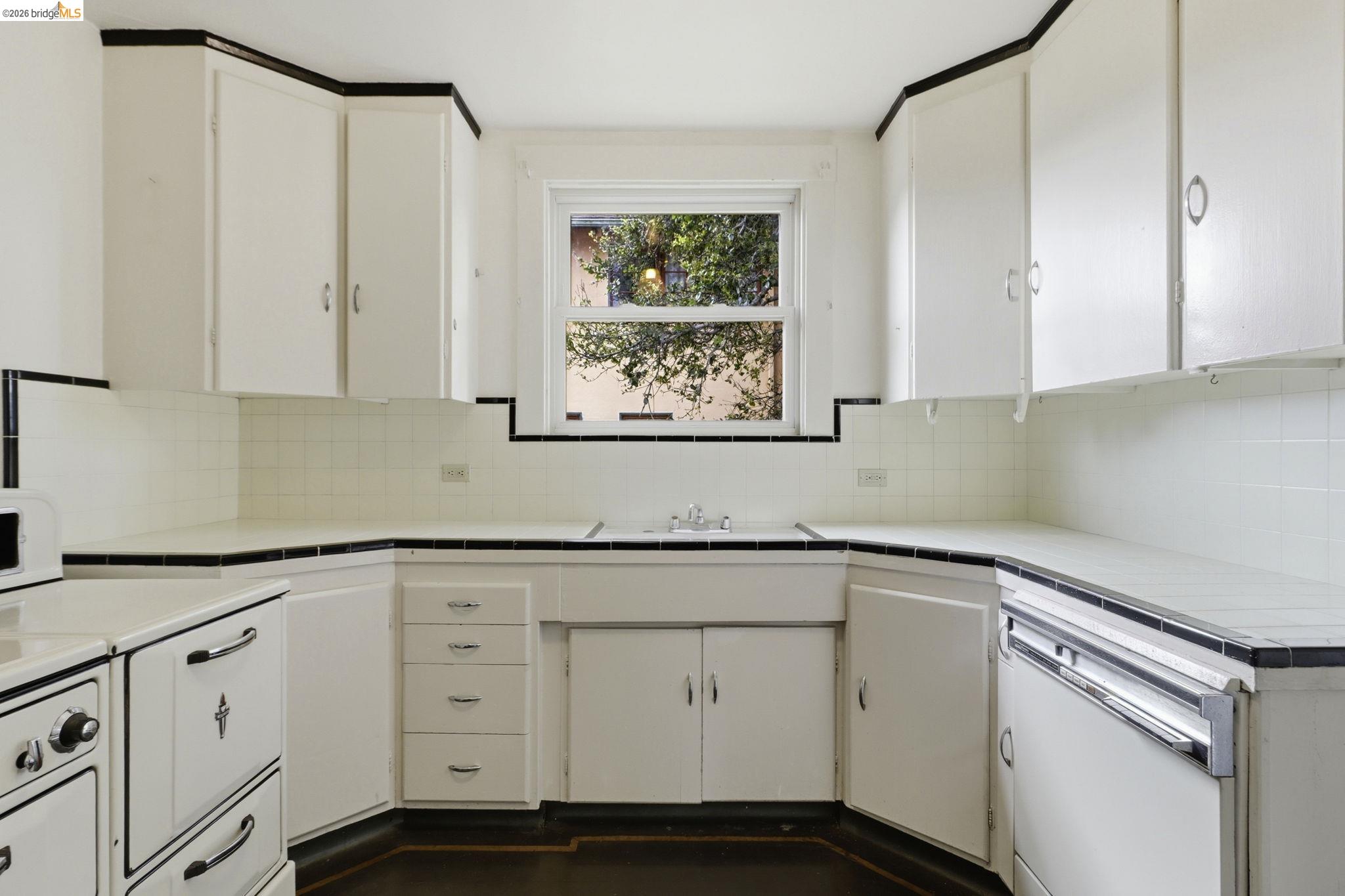 Detail Gallery Image 11 of 41 For 1529 Ada St, Berkeley,  CA 94703 - 5 Beds | 2 Baths