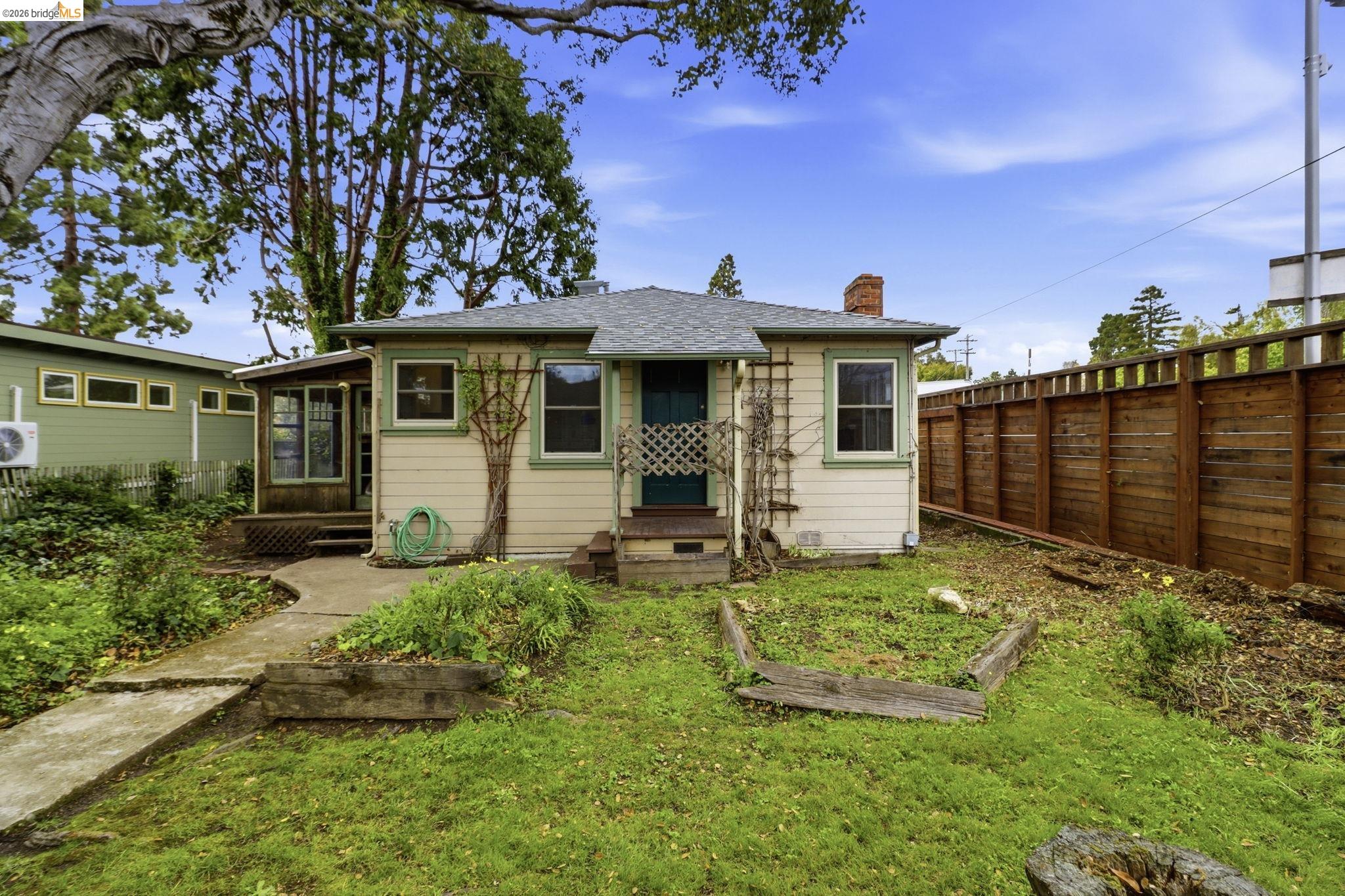 Detail Gallery Image 25 of 41 For 1529 Ada St, Berkeley,  CA 94703 - 5 Beds | 2 Baths