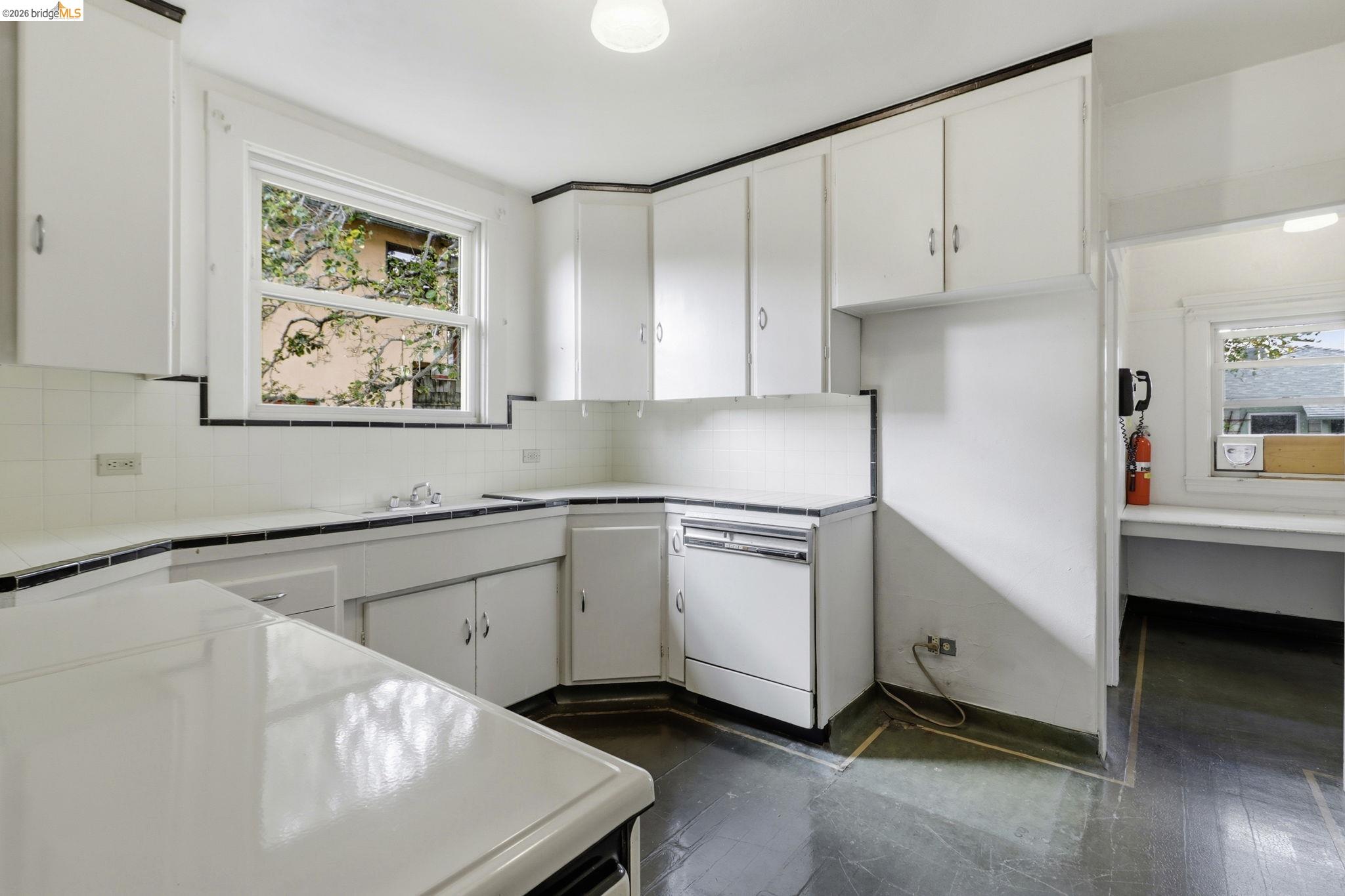 Detail Gallery Image 10 of 41 For 1529 Ada St, Berkeley,  CA 94703 - 5 Beds | 2 Baths