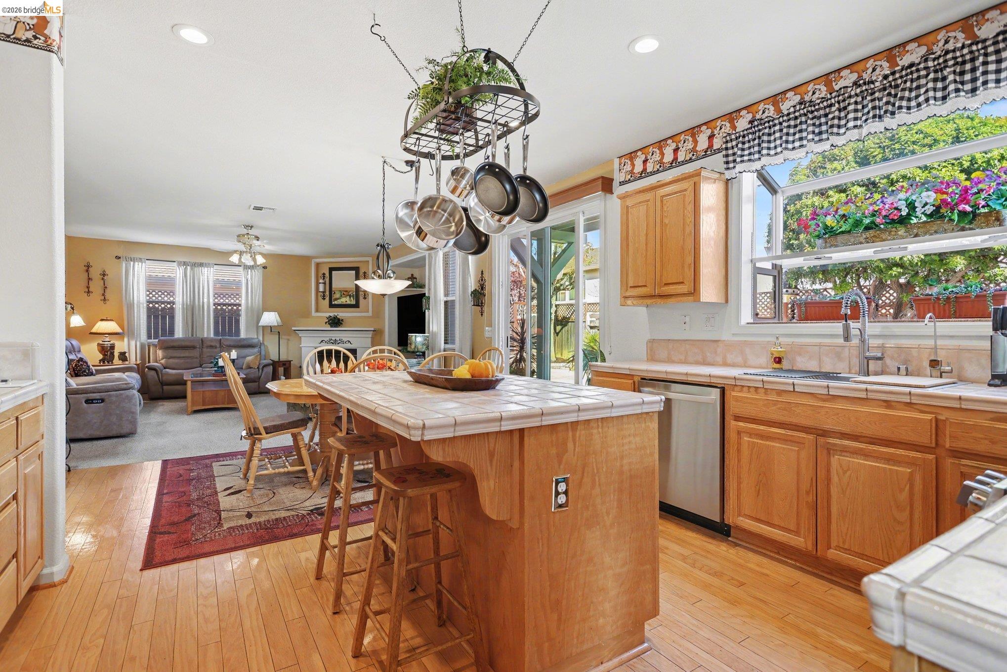 Detail Gallery Image 12 of 43 For 5407 Cherokee Way, Antioch,  CA 94531 - 5 Beds | 3 Baths