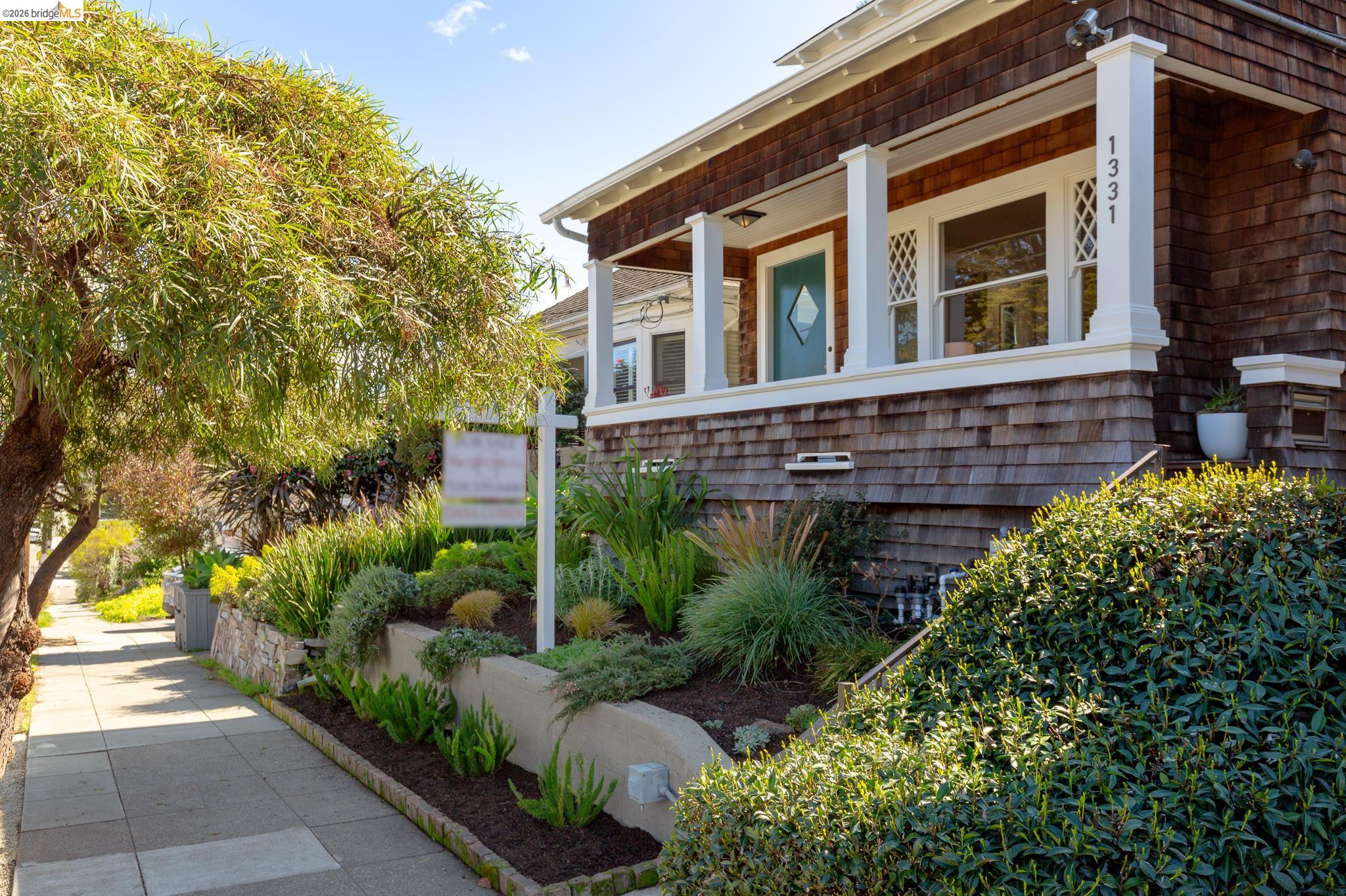 Detail Gallery Image 2 of 47 For 1331 Excelsior Ave, Oakland,  CA 94602 - 3 Beds | 2 Baths