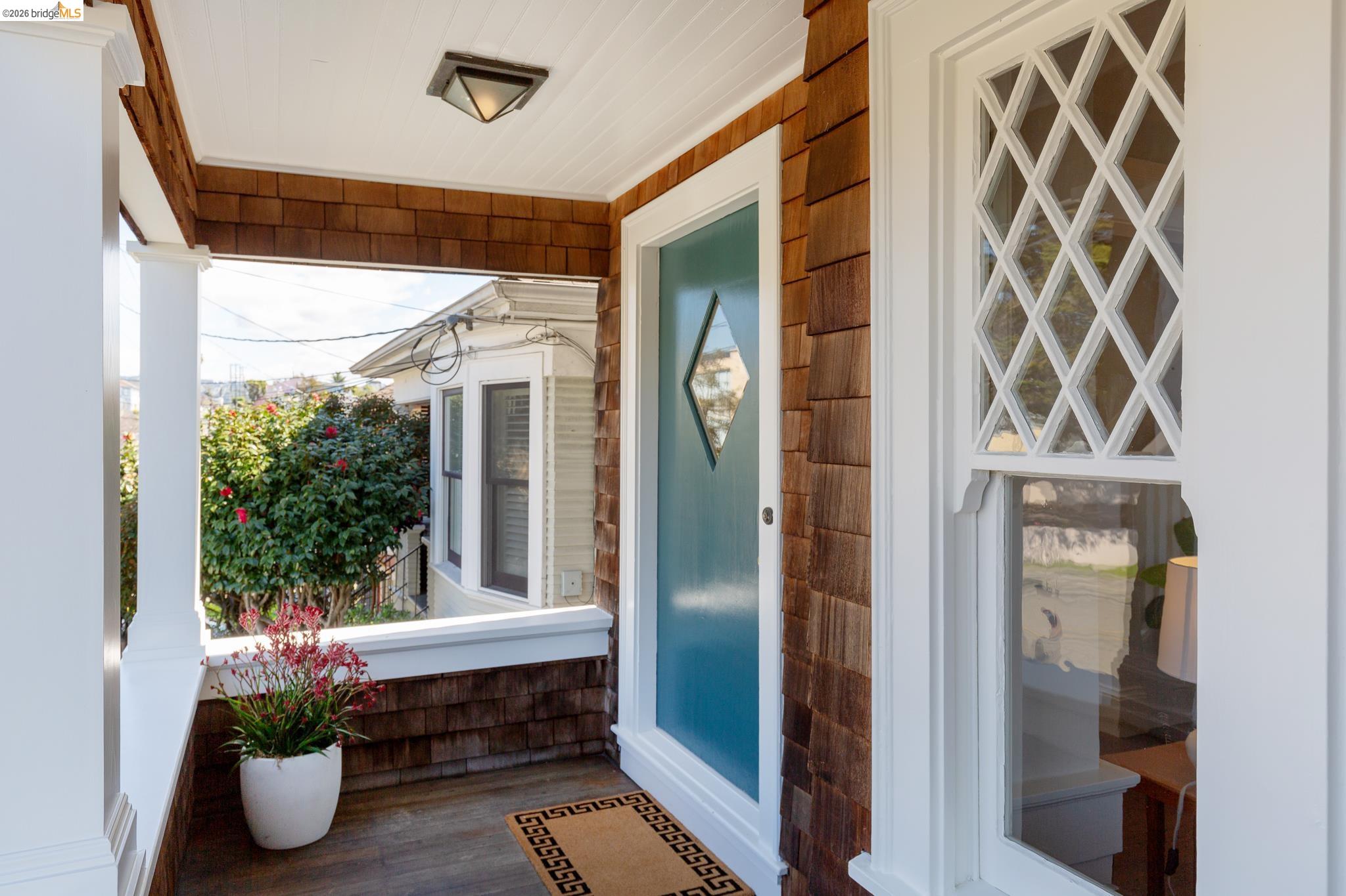 Detail Gallery Image 2 of 47 For 1331 Excelsior Ave, Oakland,  CA 94602 - 3 Beds | 2 Baths