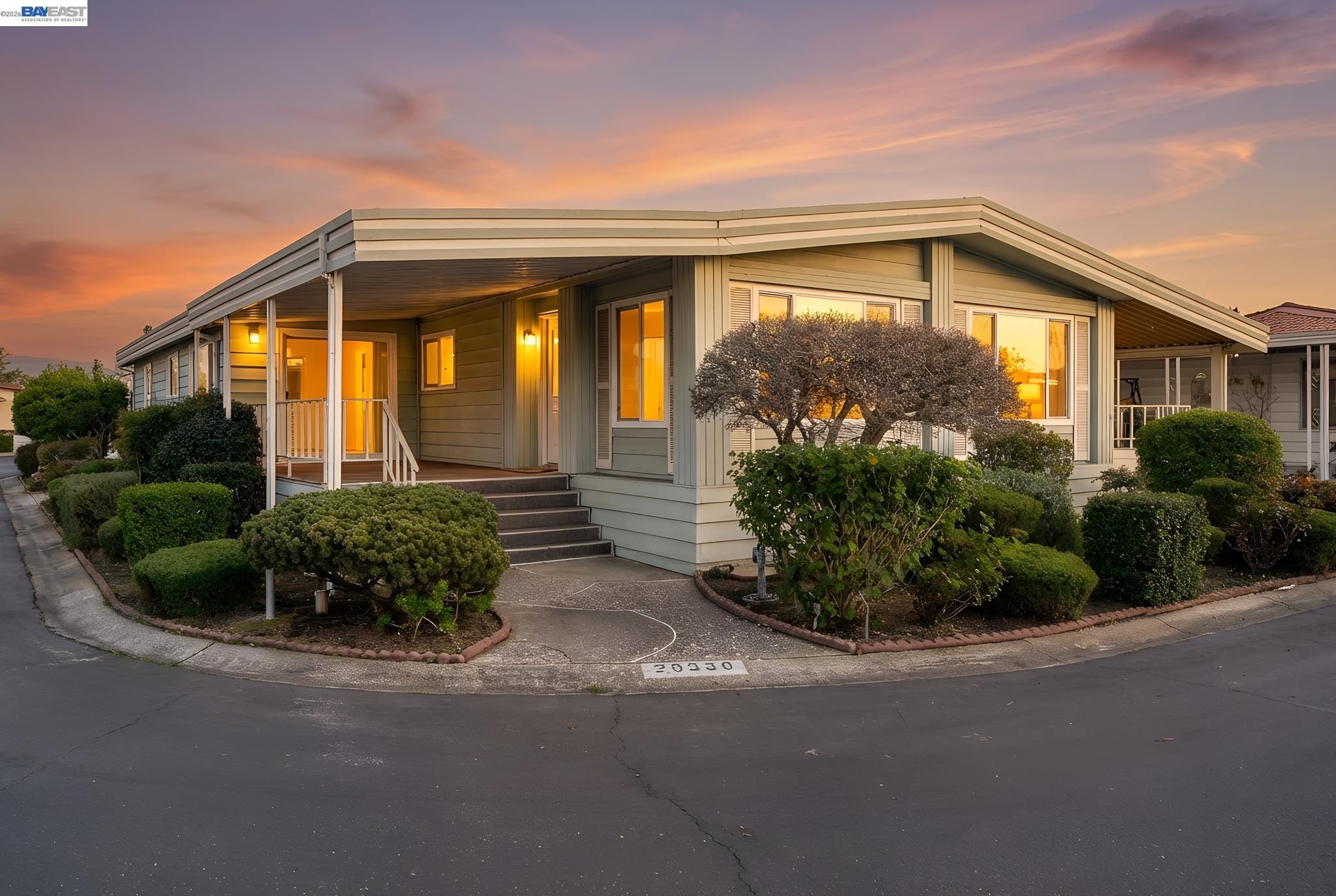 Detail Gallery Image 2 of 40 For 29330 Middleborough Way, Hayward,  CA 94544 - 3 Beds | 3 Baths