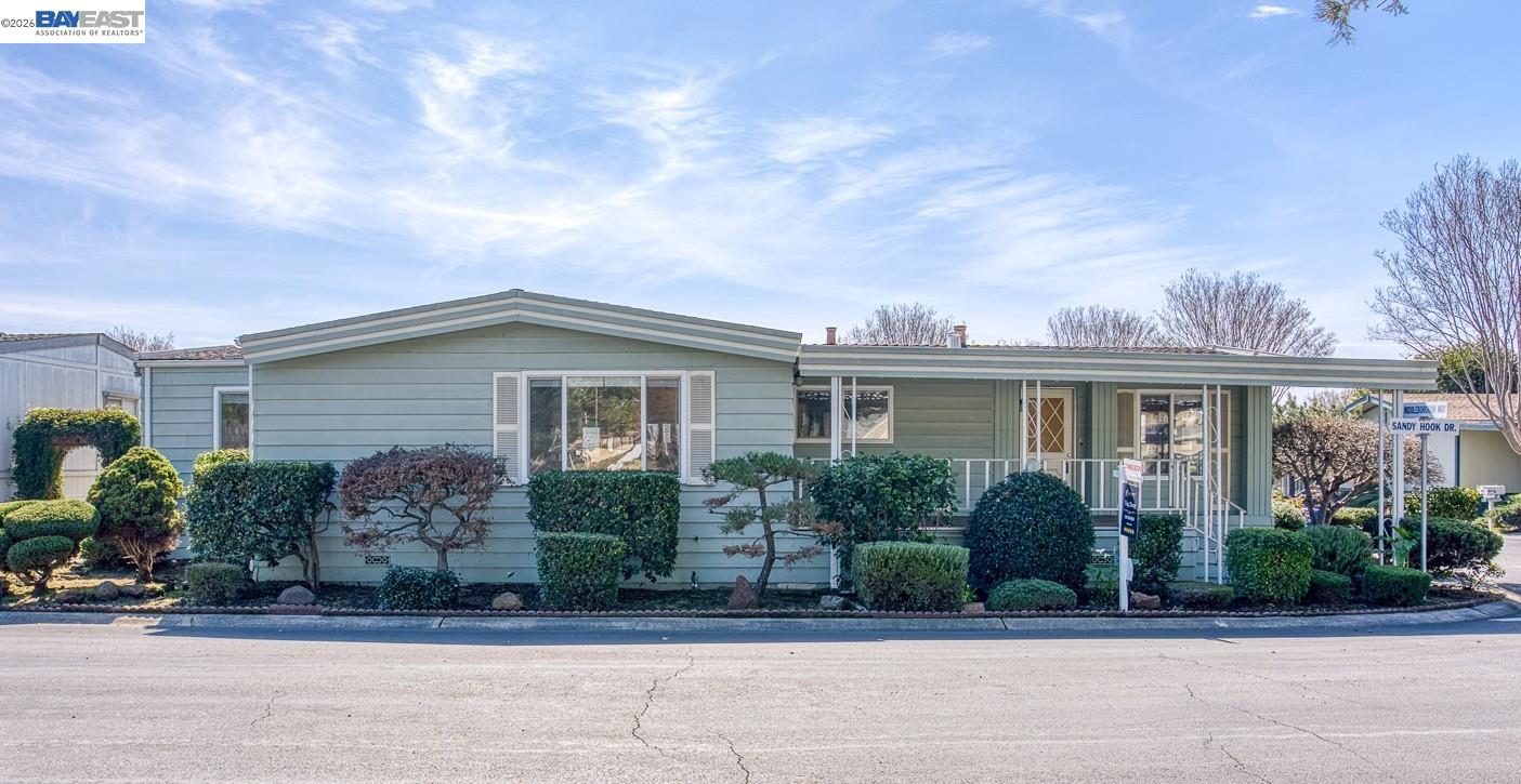 Detail Gallery Image 3 of 40 For 29330 Middleborough Way, Hayward,  CA 94544 - 3 Beds | 3 Baths