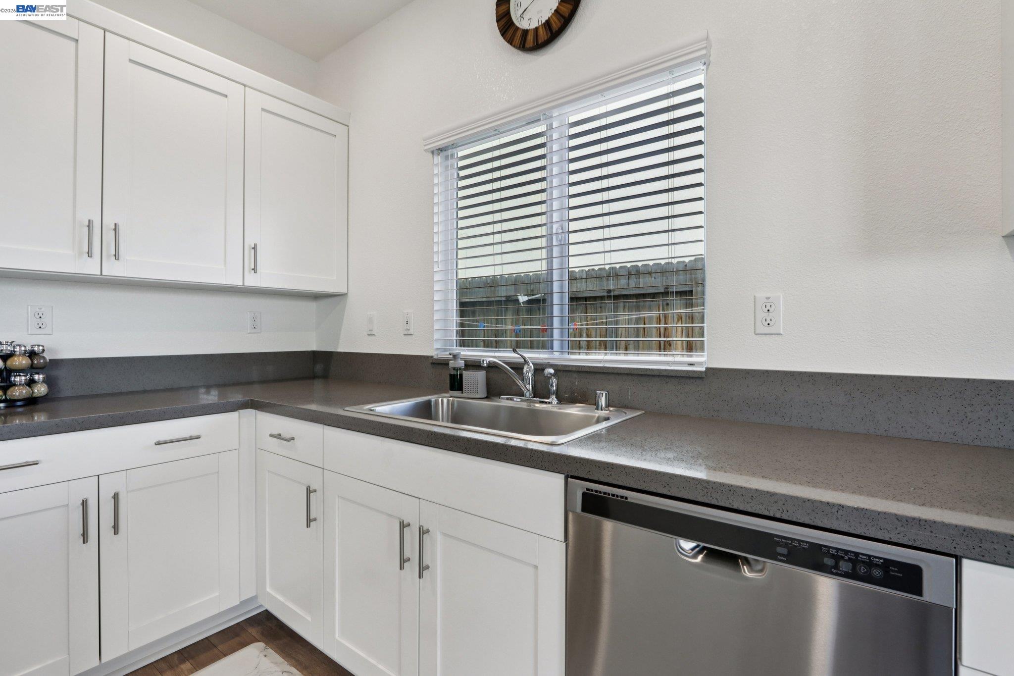 Detail Gallery Image 11 of 38 For 1449 Dorona Ln, Manteca,  CA 95336 - 4 Beds | 2/1 Baths