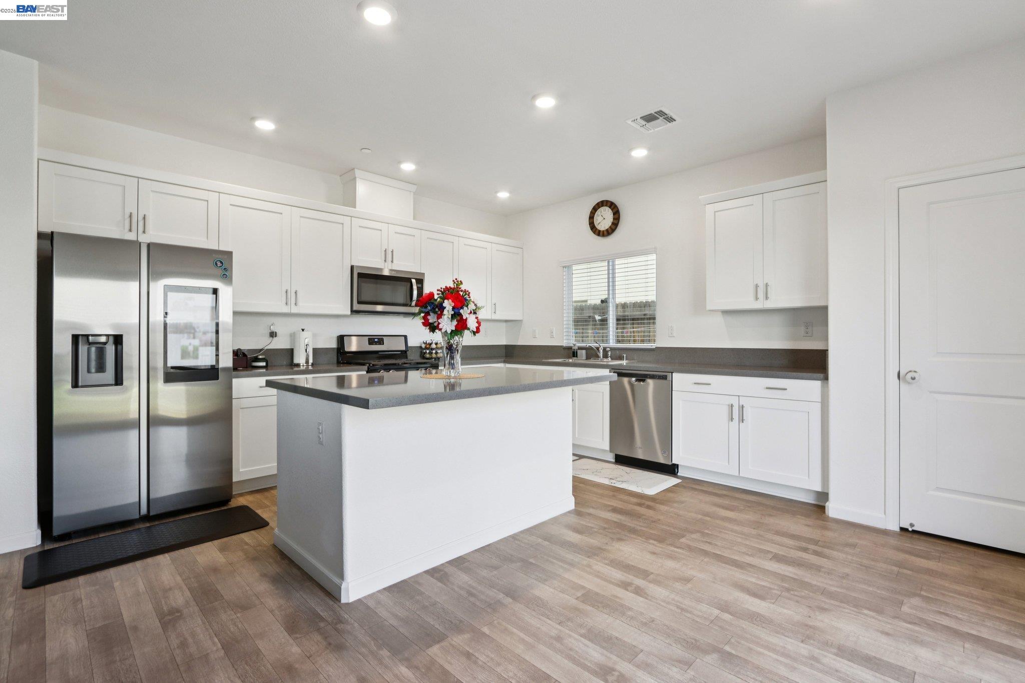 Detail Gallery Image 9 of 38 For 1449 Dorona Ln, Manteca,  CA 95336 - 4 Beds | 2/1 Baths