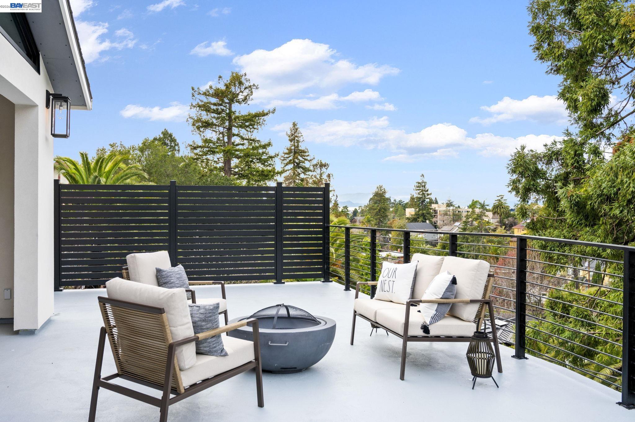 Detail Gallery Image 12 of 60 For 5883 Margarido Dr, Oakland,  CA 94618 - 5 Beds | 5/1 Baths