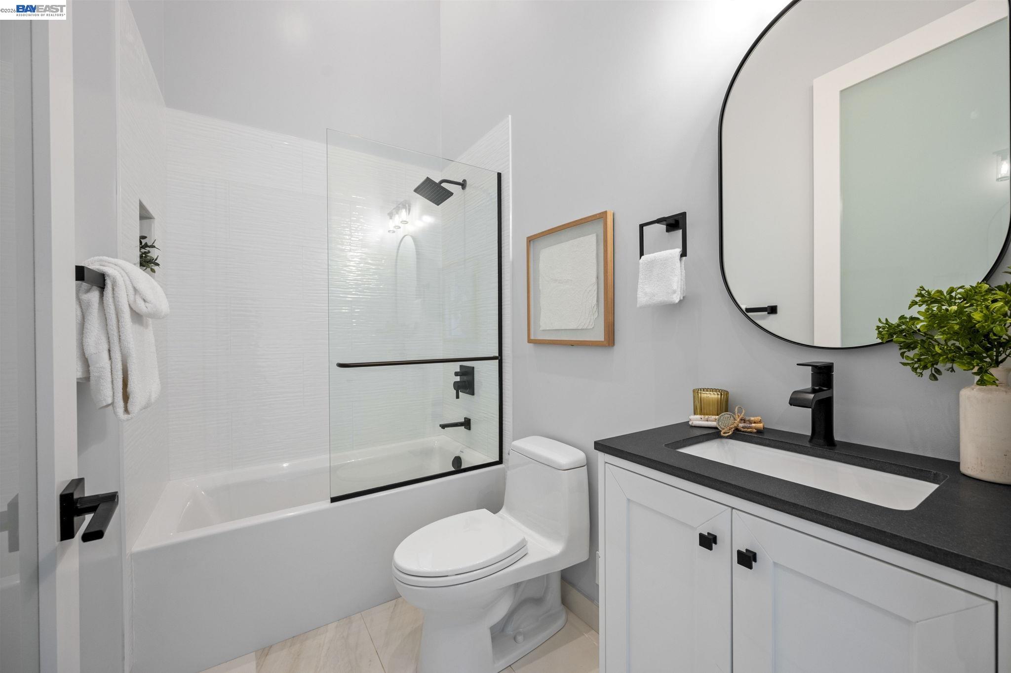 Detail Gallery Image 14 of 60 For 5883 Margarido Dr, Oakland,  CA 94618 - 5 Beds | 5/1 Baths