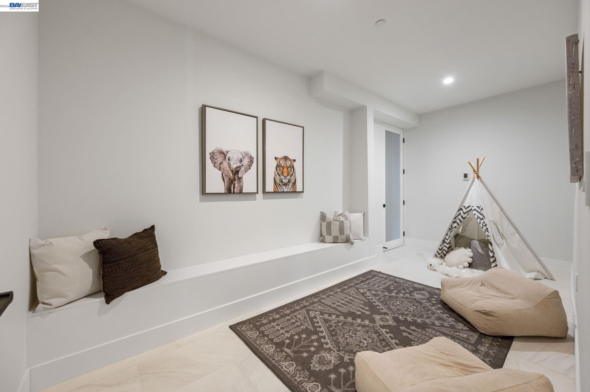 Detail Gallery Image 15 of 60 For 5883 Margarido Dr, Oakland,  CA 94618 - 5 Beds | 5/1 Baths