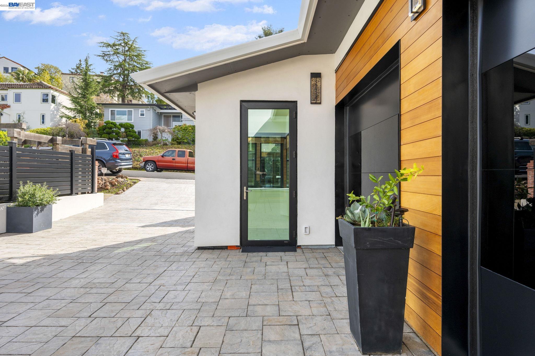 Detail Gallery Image 3 of 60 For 5883 Margarido Dr, Oakland,  CA 94618 - 5 Beds | 5/1 Baths